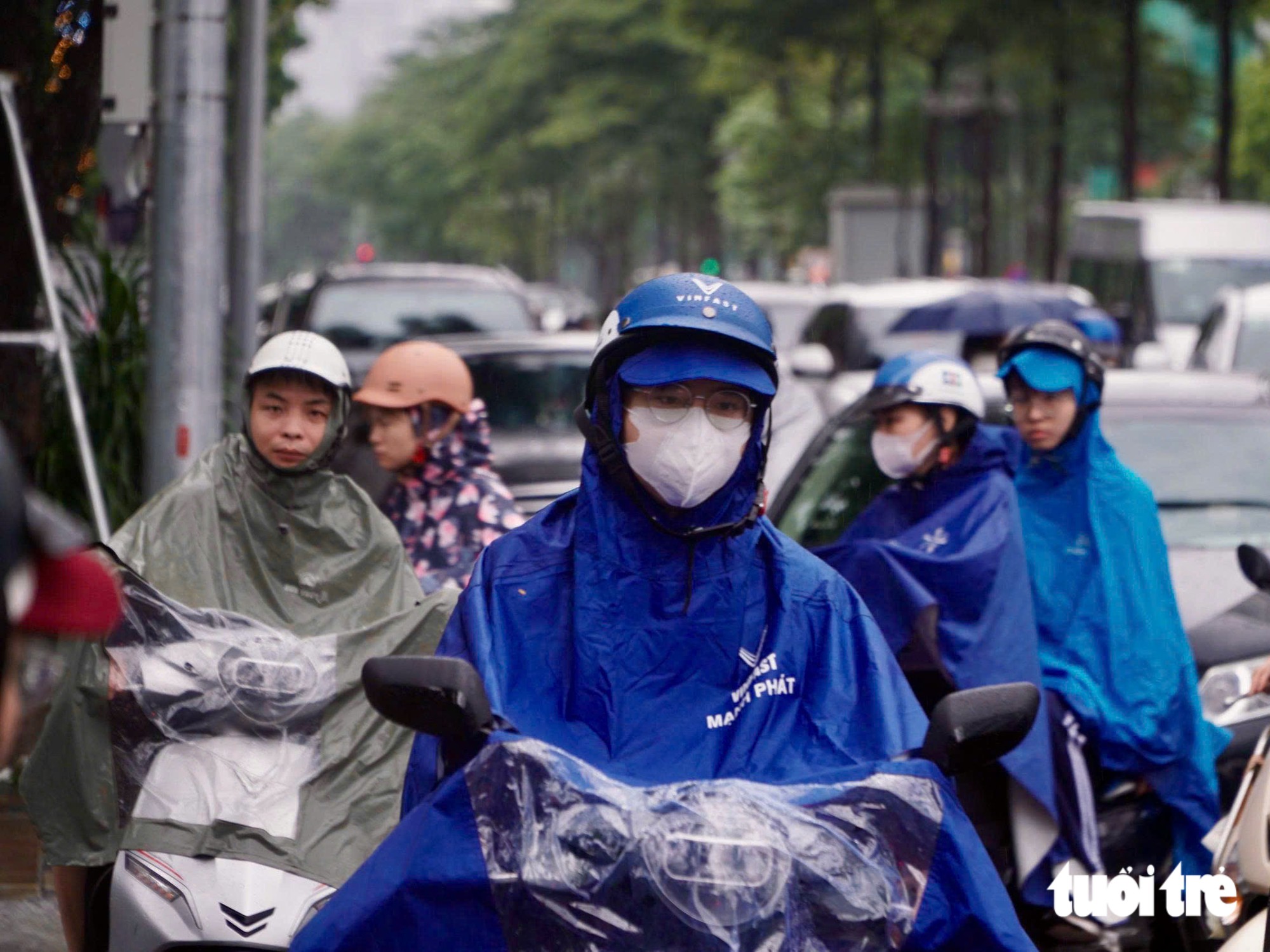 Đường phố tắc, ngập đúng giờ cao điểm, người Hà Nội đi gần 2 tiếng vẫn chưa tới được nơi làm việc  - Ảnh 2.