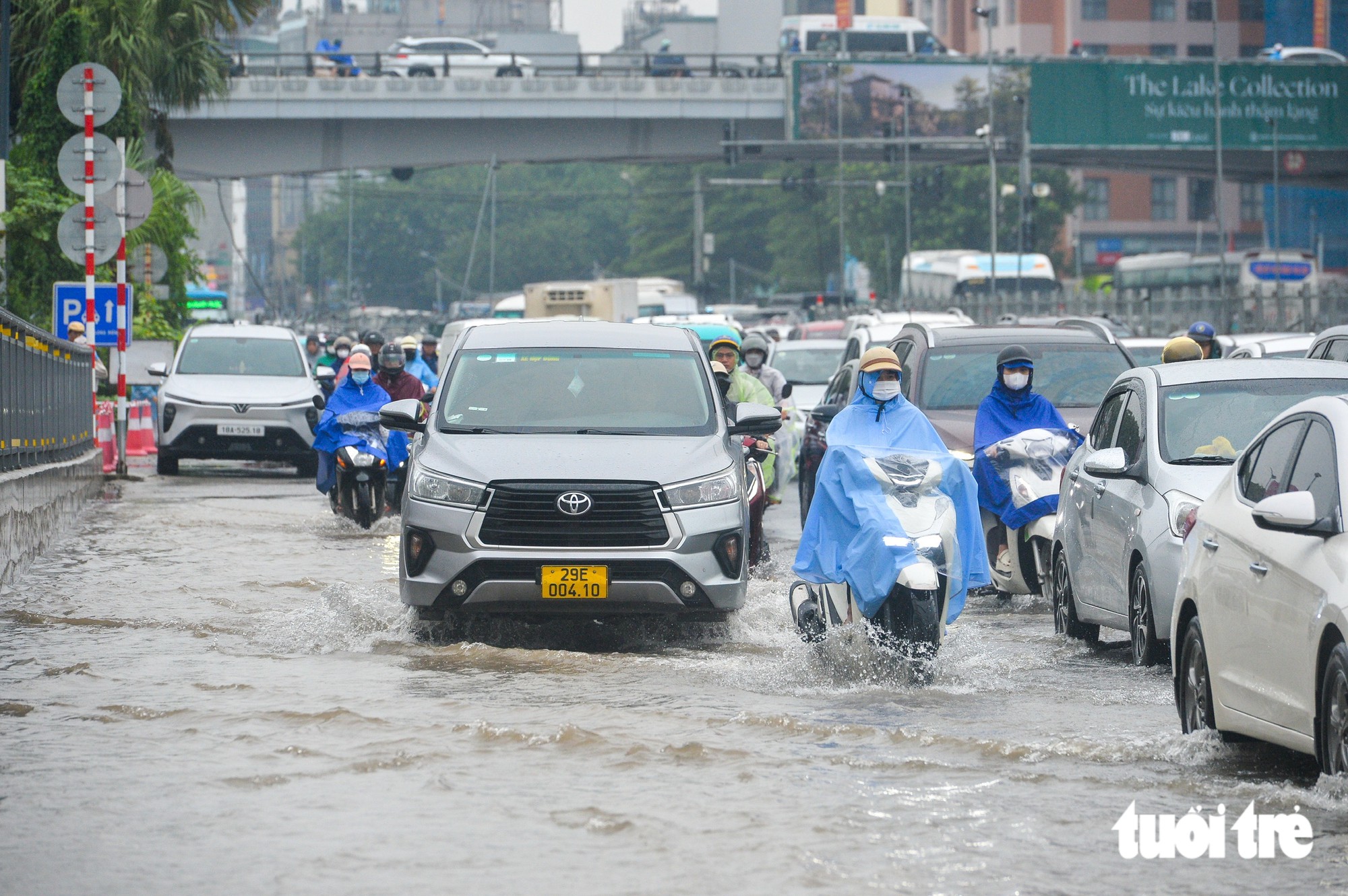 Đường phố tắc, ngập đúng giờ cao điểm, người Hà Nội đi gần 2 tiếng vẫn chưa tới được nơi làm việc  - Ảnh 4.