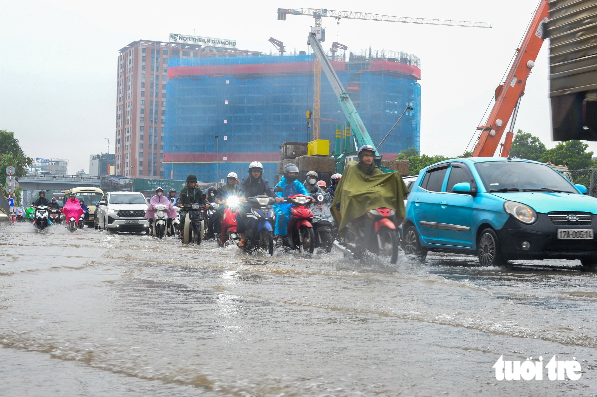 Đường phố tắc, ngập đúng giờ cao điểm, người Hà Nội đi gần 2 tiếng vẫn chưa tới được nơi làm việc  - Ảnh 5.