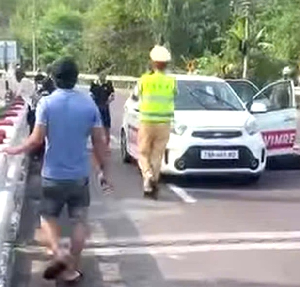 Dak Lak gold shop theft: Tracing car used by 4 foreign nationals- Ảnh 2.