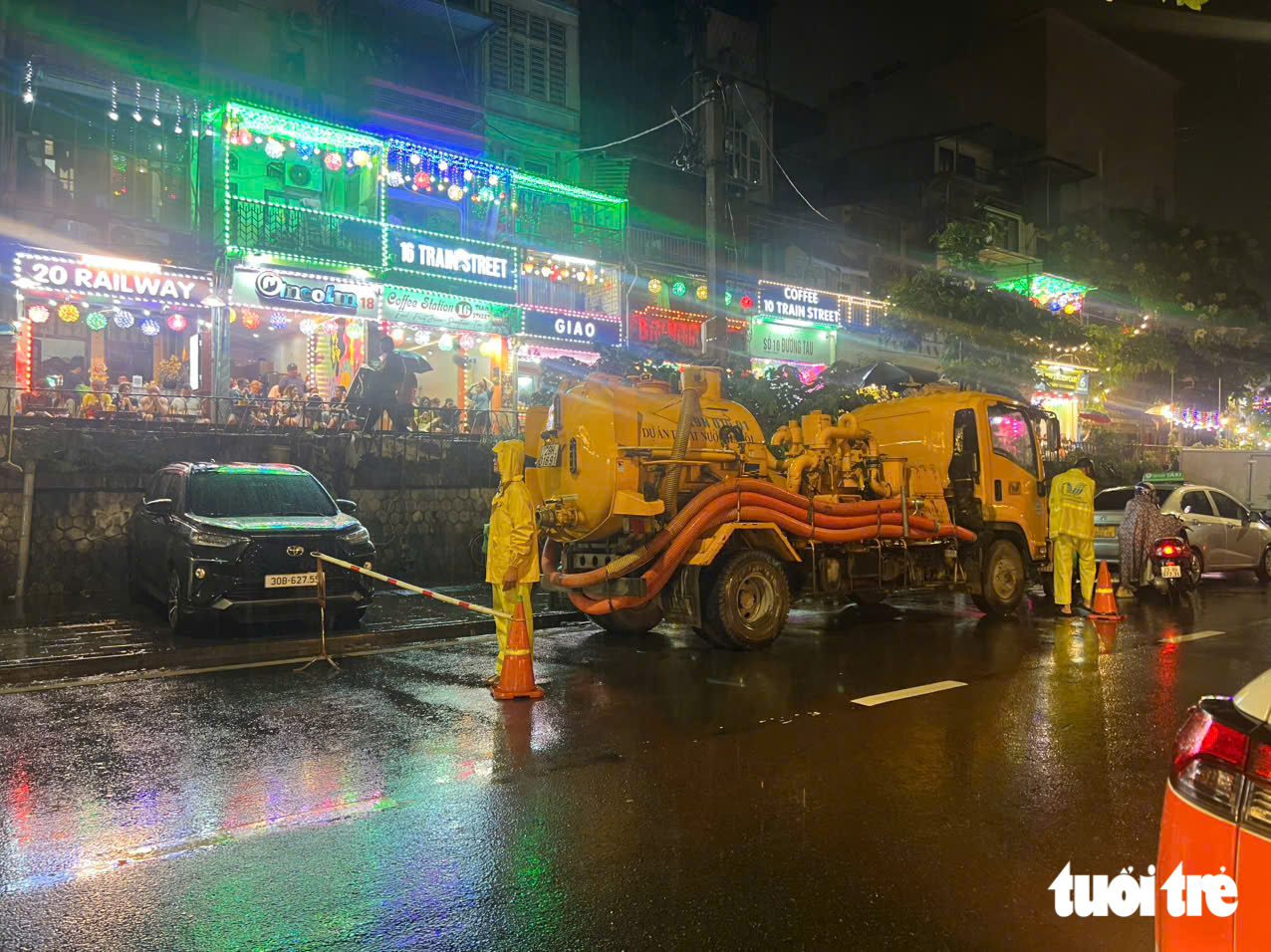 Công nhân ứng trực giữa đêm, ăn vội bánh mì để quay trở lại tiêu thoát nước cho Hà Nội ngày mưa lớn - Ảnh 2.