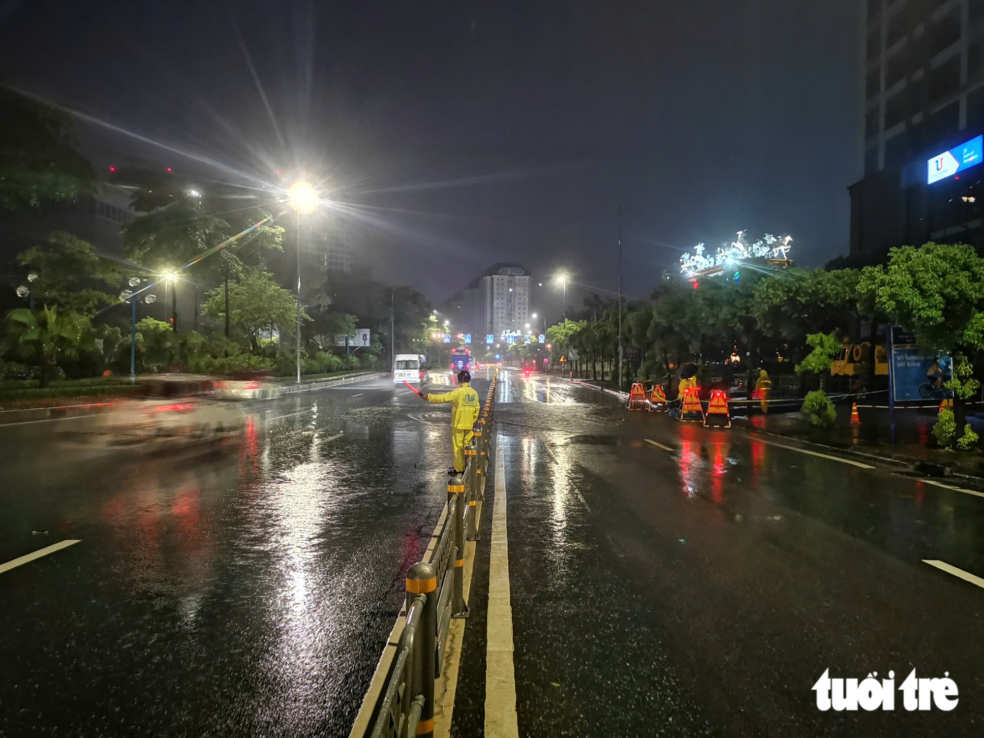Công nhân ứng trực giữa đêm, ăn vội bánh mì để quay trở lại tiêu thoát nước cho Hà Nội ngày mưa lớn - Ảnh 3.
