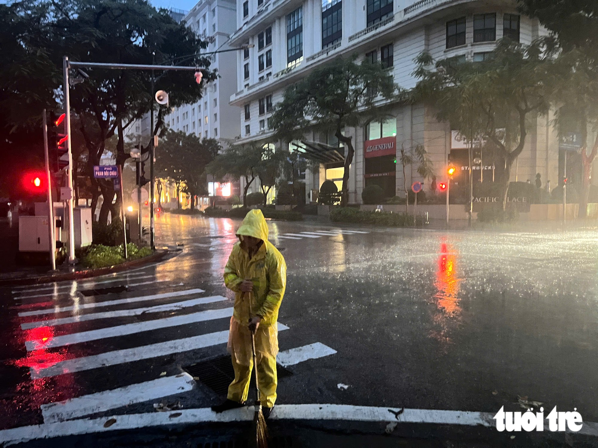 Công nhân ứng trực giữa đêm, ăn vội bánh mì để quay trở lại tiêu thoát nước cho Hà Nội ngày mưa lớn - Ảnh 4.