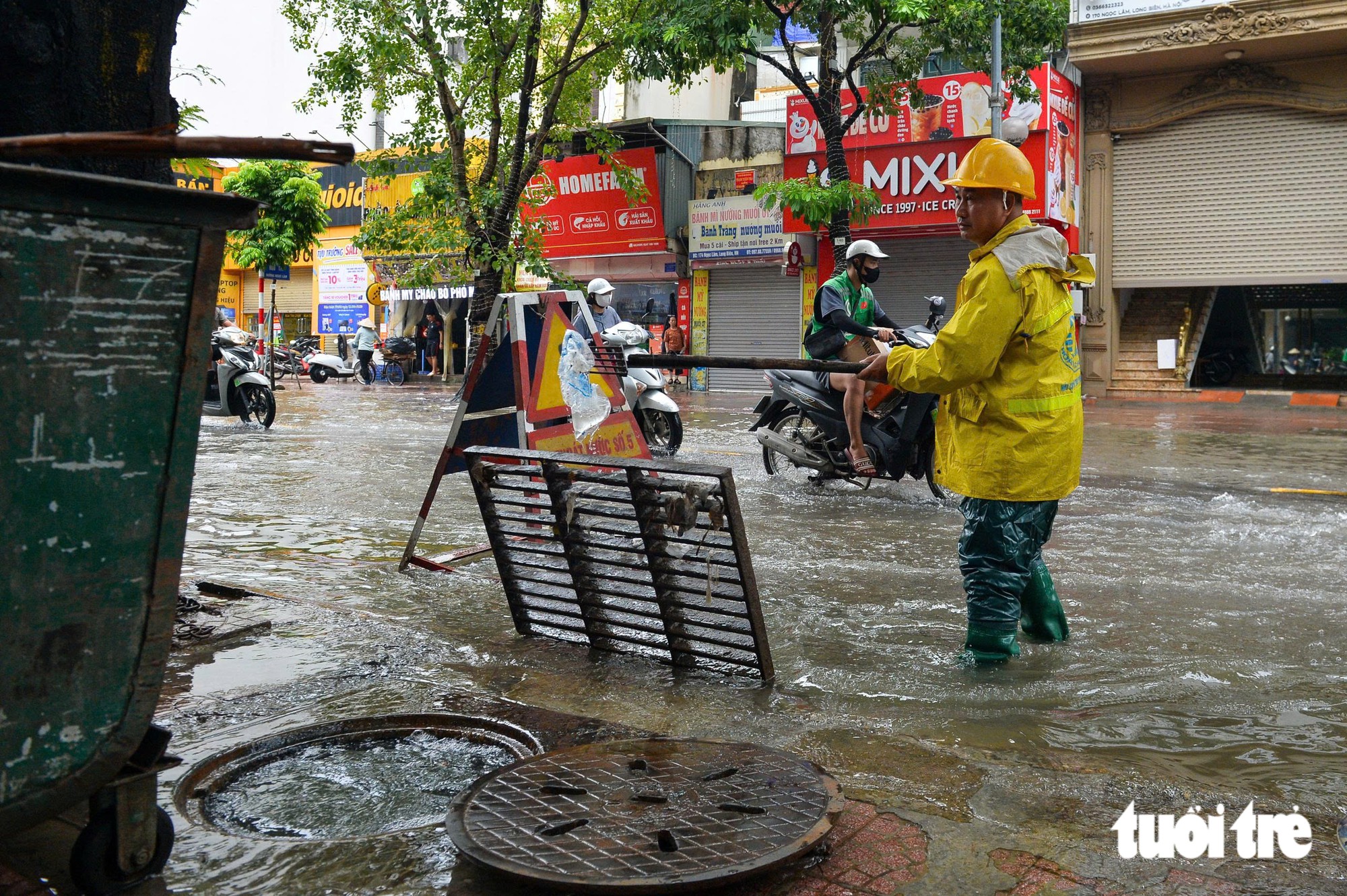 Công nhân ứng trực giữa đêm, ăn vội bánh mì để quay trở lại tiêu thoát nước cho Hà Nội ngày mưa lớn - Ảnh 6.