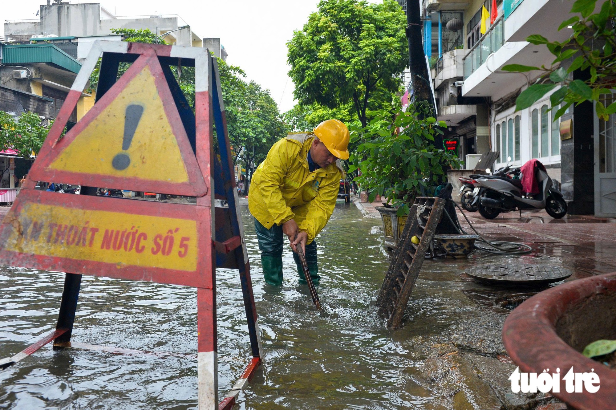 Công nhân ứng trực giữa đêm, ăn vội bánh mì để quay trở lại tiêu thoát nước cho Hà Nội ngày mưa lớn - Ảnh 7.