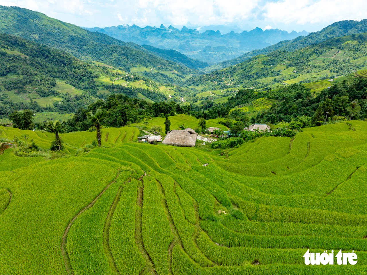 Vượt núi băng rừng ngắm ruộng bậc thang trên ‘nóc nhà Đông Bắc’ - Ảnh 1.