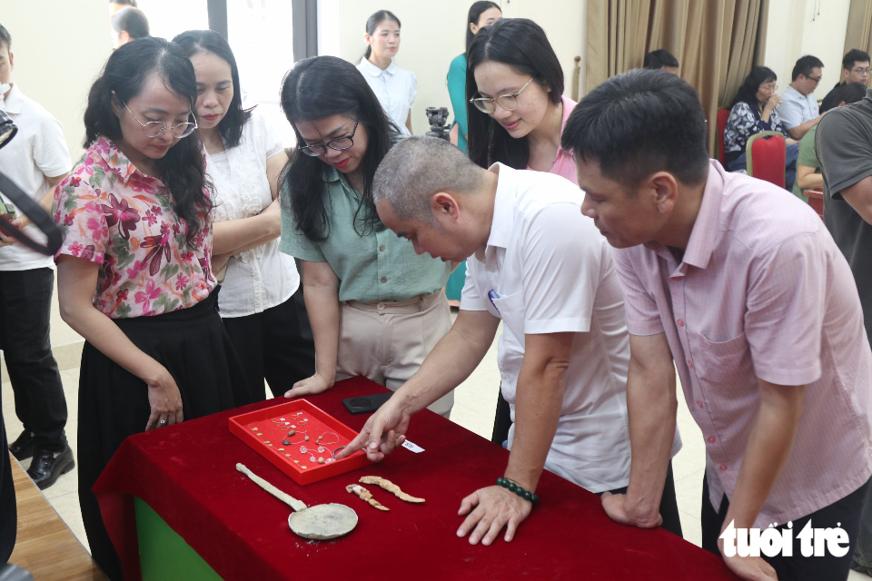 Cận cảnh kiếm, trang sức, bình gốm trong mộ gạch gần 1.600 năm tuổi - Ảnh 15.