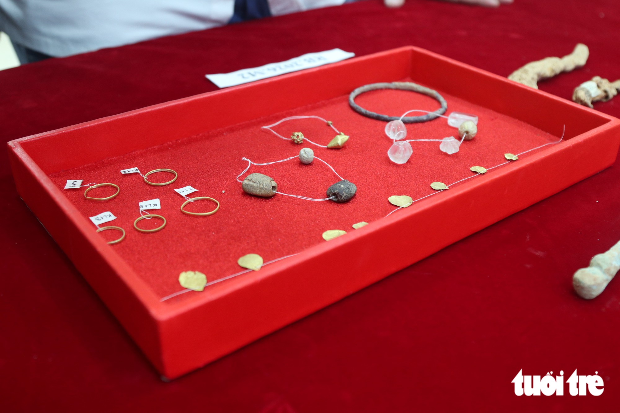 Cận cảnh kiếm, trang sức, bình gốm trong mộ gạch gần 1.600 năm tuổi - Ảnh 8.