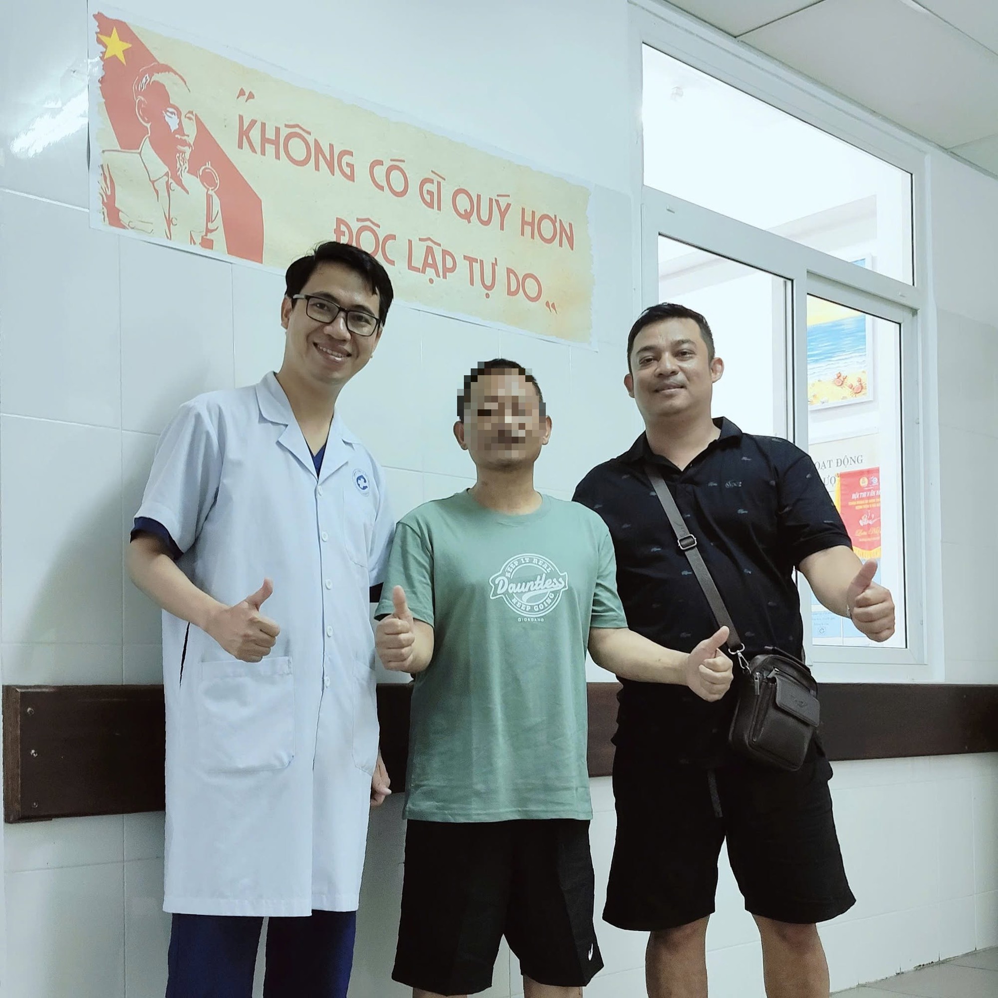 Cứu sống nam du khách Myanmar nôn ra máu tươi sau chuyến bay tới Đà Nẵng - Ảnh 1.