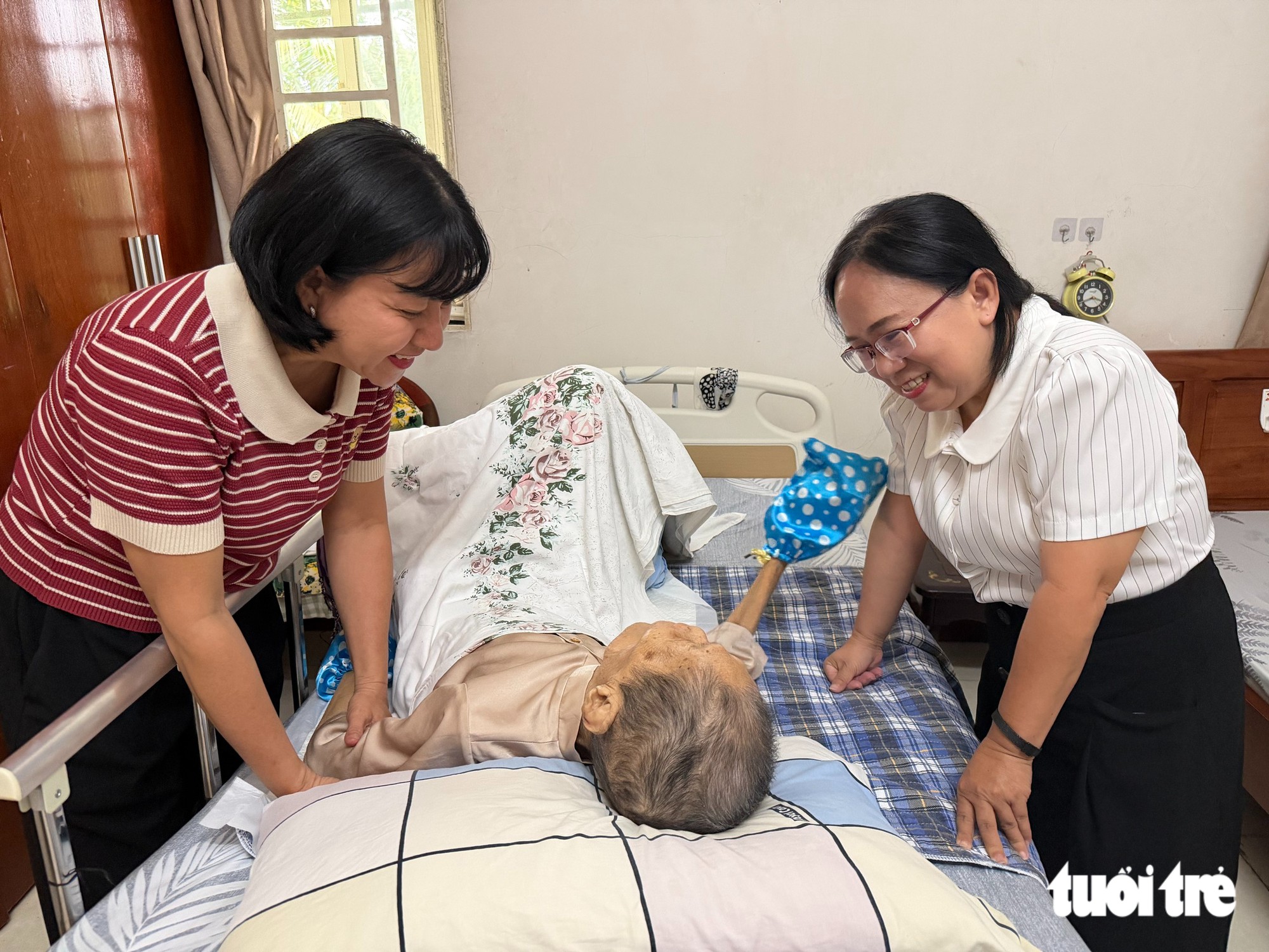TP.HCM hỗ trợ chi phí điều trị bệnh cho nhà thơ Lê Giang, nghệ nhân Cao Thị Thắng - Ảnh 1.