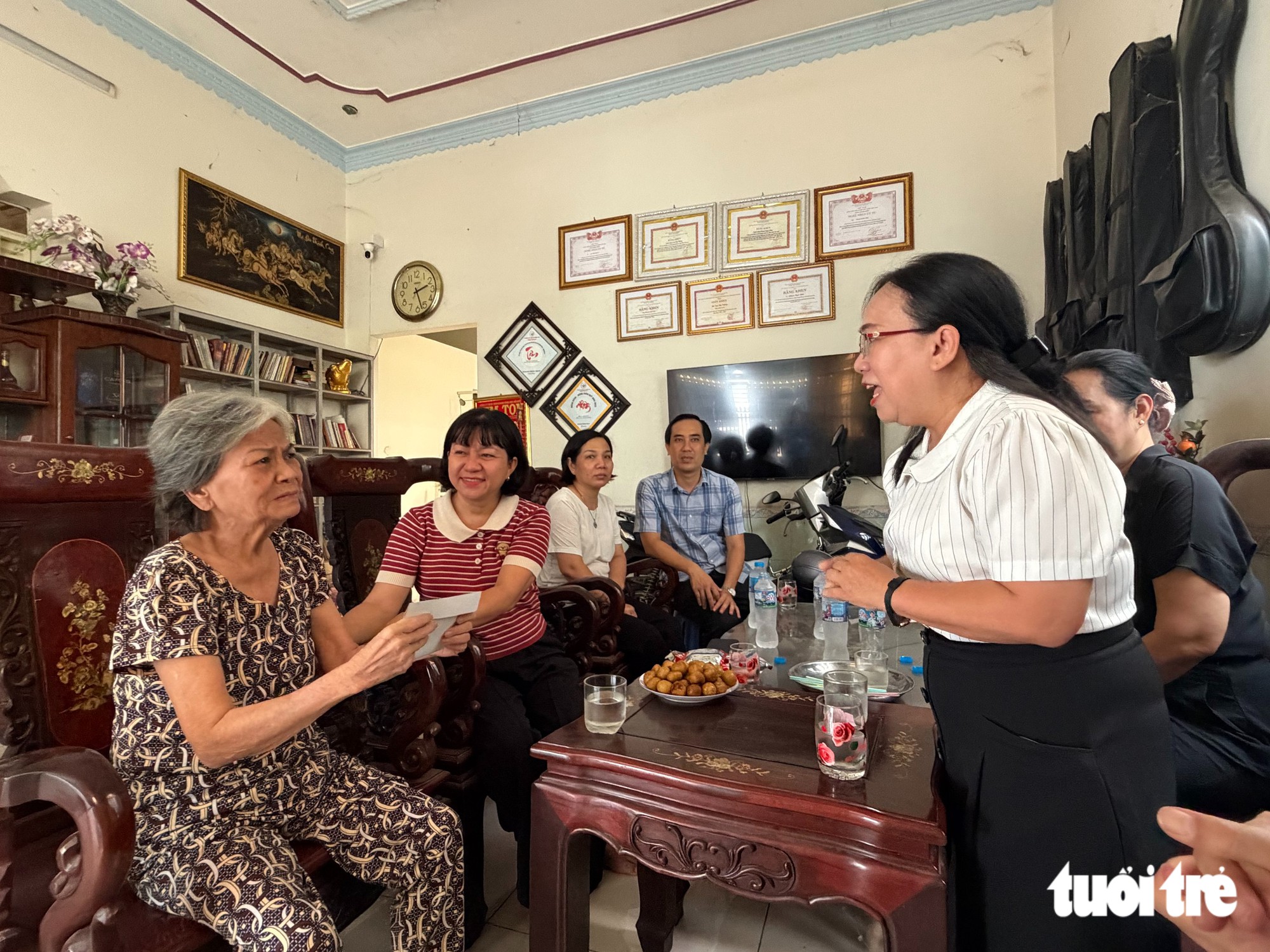 TP.HCM hỗ trợ chi phí điều trị bệnh cho nhà thơ Lê Giang, nghệ nhân Cao Thị Thắng - Ảnh 5.