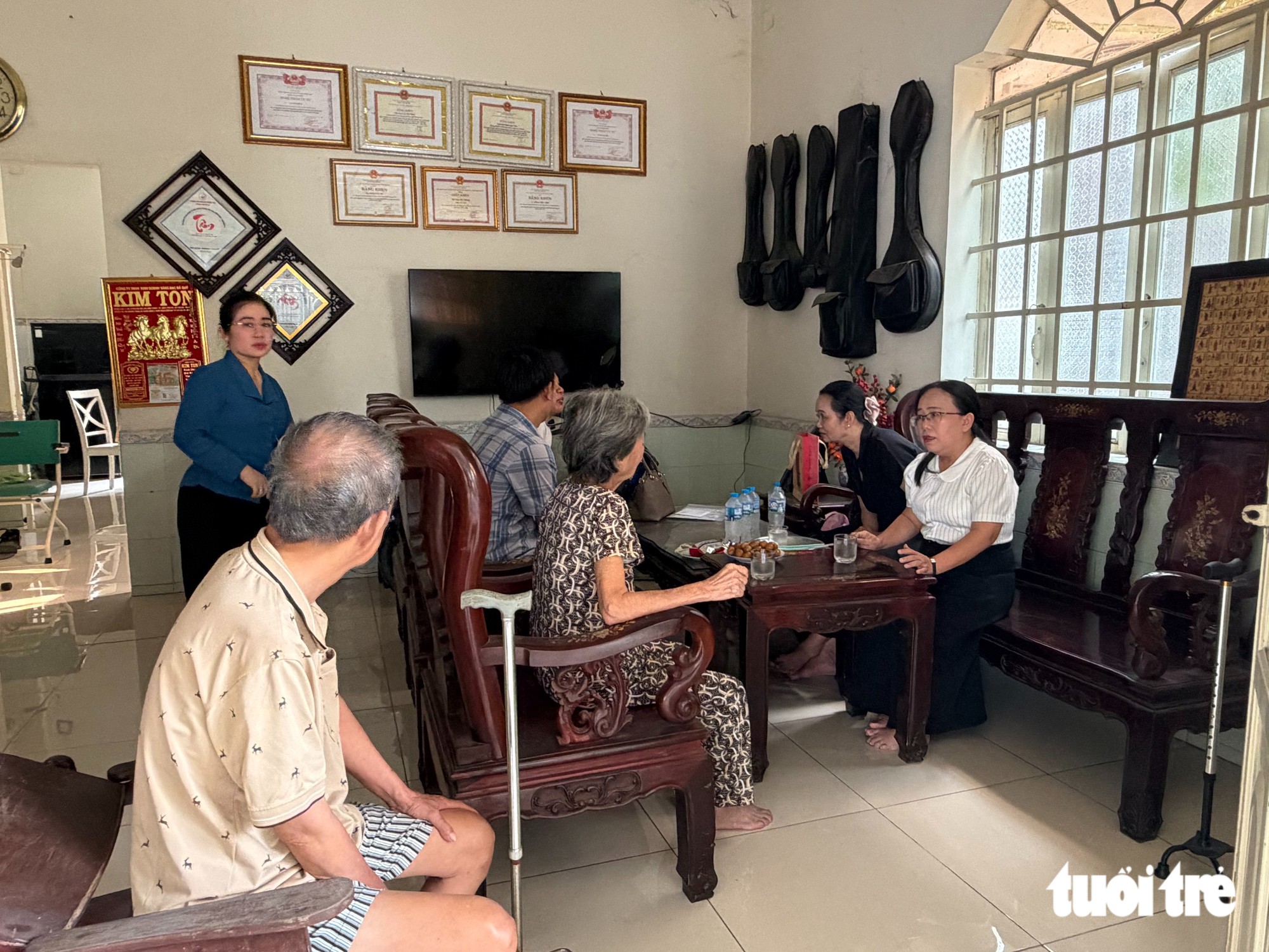 TP.HCM hỗ trợ chi phí điều trị bệnh cho nhà thơ Lê Giang, nghệ nhân Cao Thị Thắng - Ảnh 7.