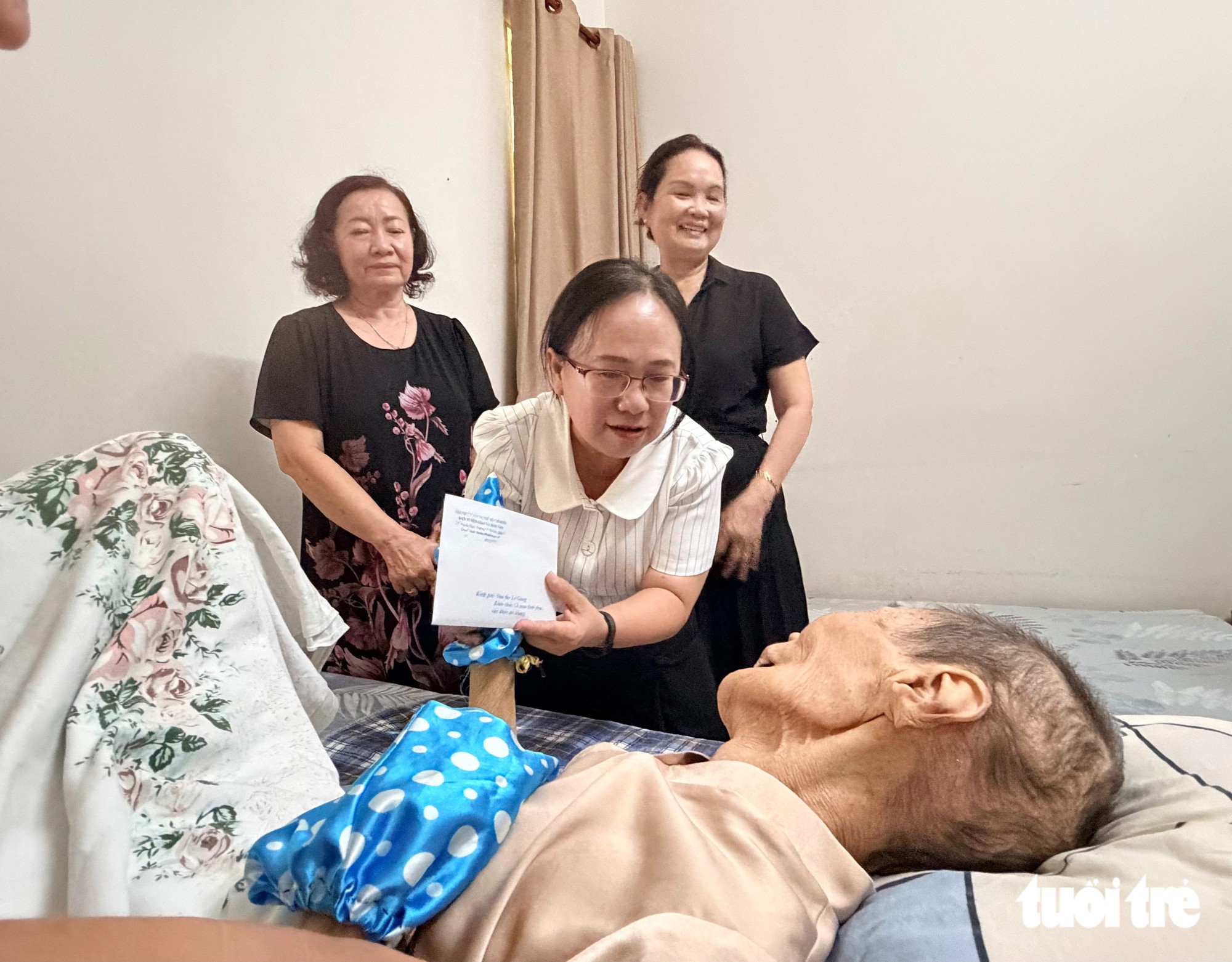 TP.HCM hỗ trợ chi phí điều trị bệnh cho nhà thơ Lê Giang, nghệ nhân Cao Thị Thắng - Ảnh 8.