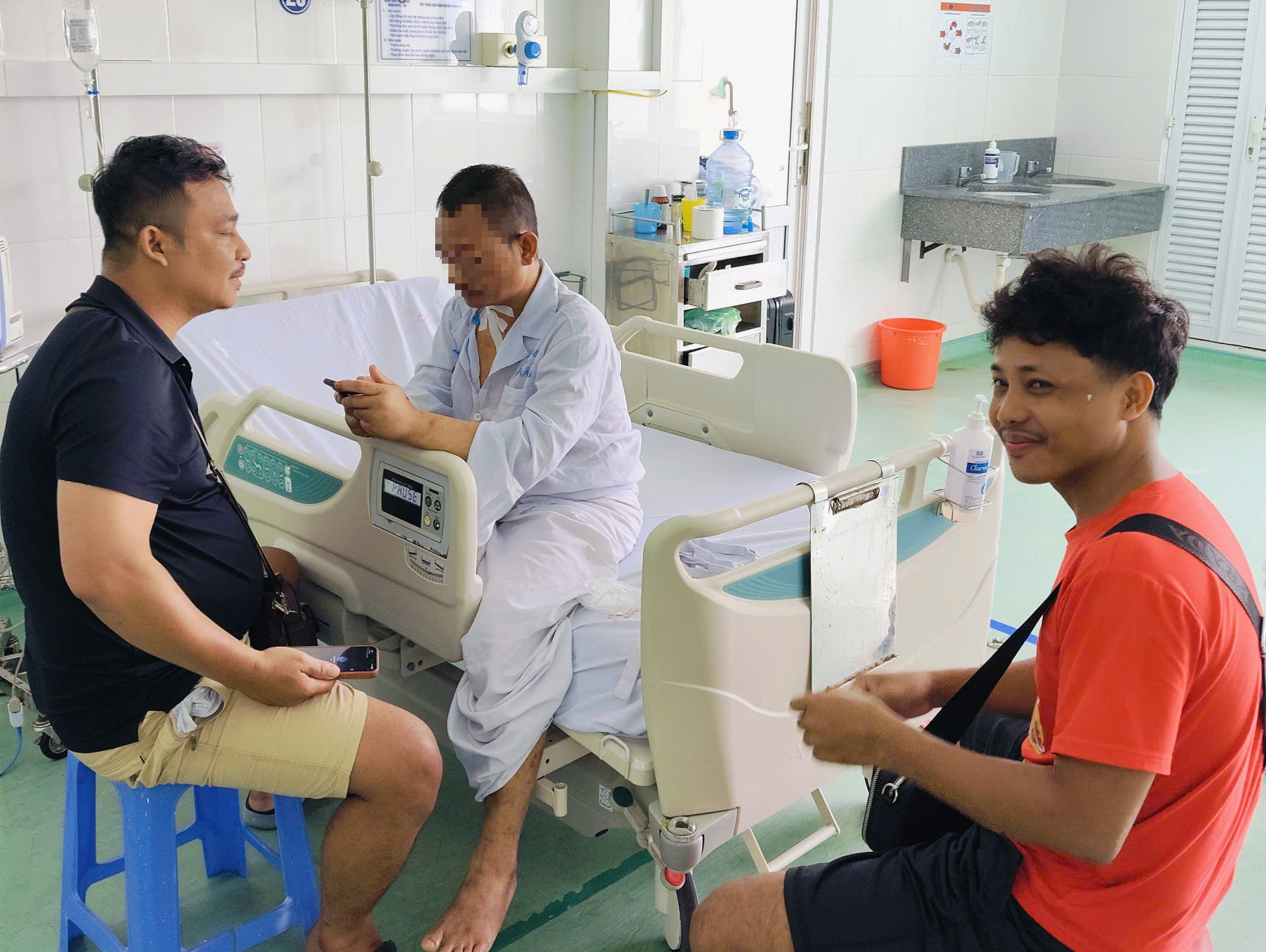 Cứu sống nam du khách Myanmar nôn ra máu tươi sau chuyến bay tới Đà Nẵng - Ảnh 2.