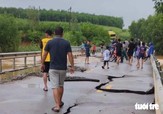 Nước lũ rút, lộ mặt đường quốc lộ vỡ như 'bánh đa vỡ' - Ảnh 3.