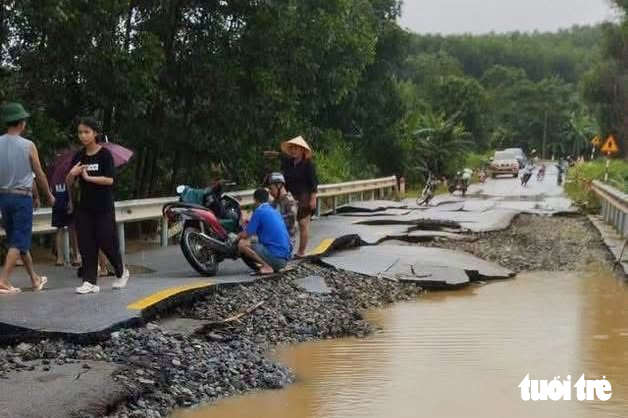 Nước lũ rút, lộ mặt đường quốc lộ vỡ như 'bánh đa vỡ' - Ảnh 4.