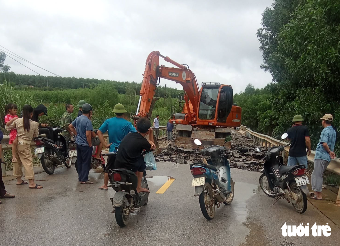 Nước lũ rút, lộ mặt đường quốc lộ vỡ như 'bánh đa vỡ' - Ảnh 5.