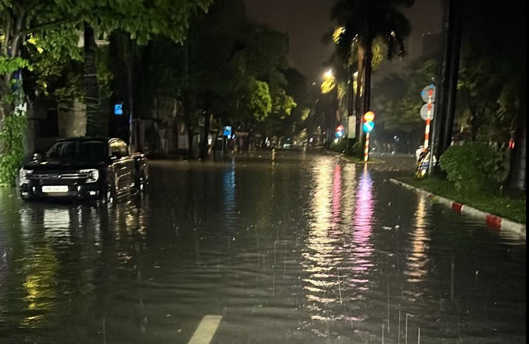 Hà Nội mưa như trút trong đêm, - Ảnh 4.