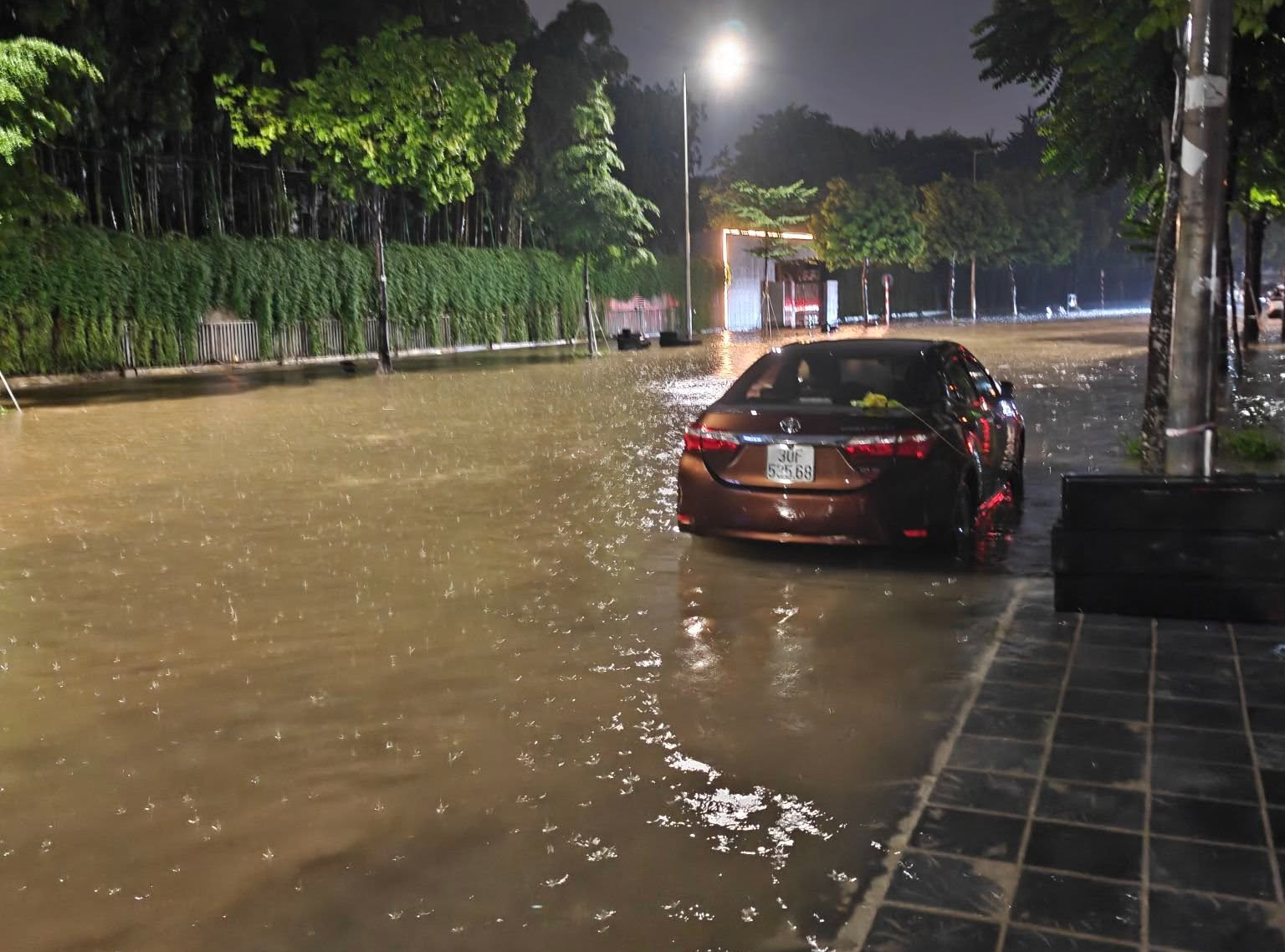 Hà Nội mưa như trút trong đêm, - Ảnh 5.
