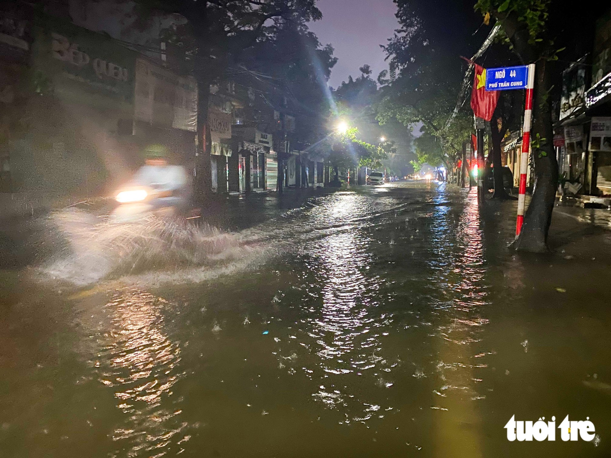 Hà Nội mưa như trút trong đêm, - Ảnh 2.