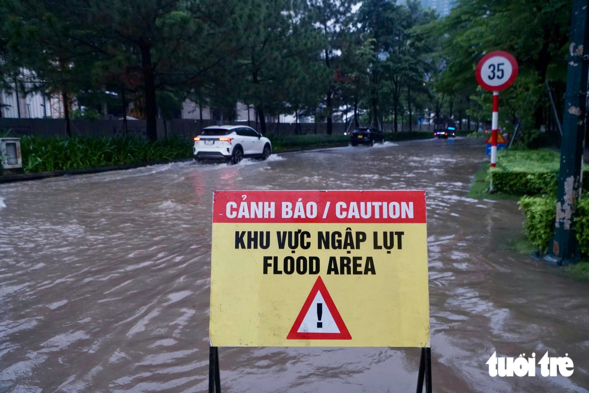 Mưa lớn khiến Hà Nội ngập sâu sáng 17 - 9 , học sinh nghỉ học để đảm bảo an toàn - Ảnh 6.