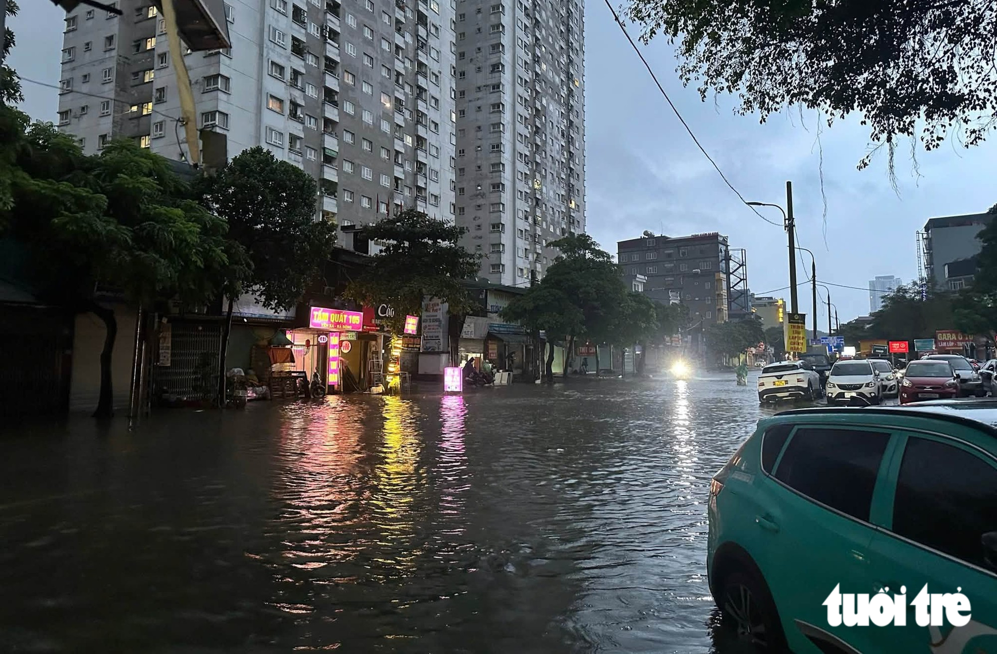 Mưa lớn khiến Hà Nội ngập sâu sáng 17 - 9 , học sinh nghỉ học để đảm bảo an toàn - Ảnh 11.