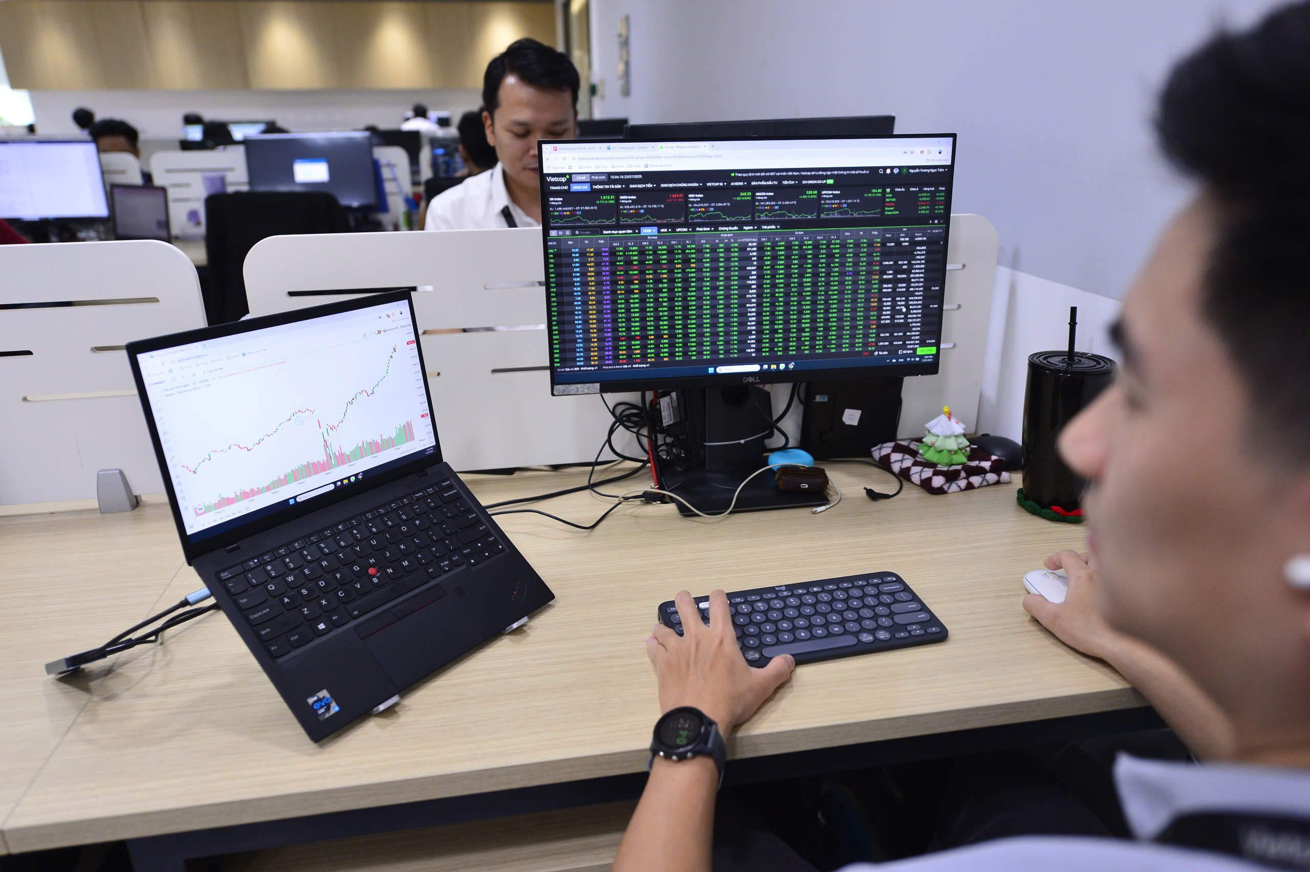 'Hồi hộp' Fed trước giờ quyết định lãi suất, Việt Nam sẽ chịu tác động thế nào nếu chốt tăng? - Ảnh 1.