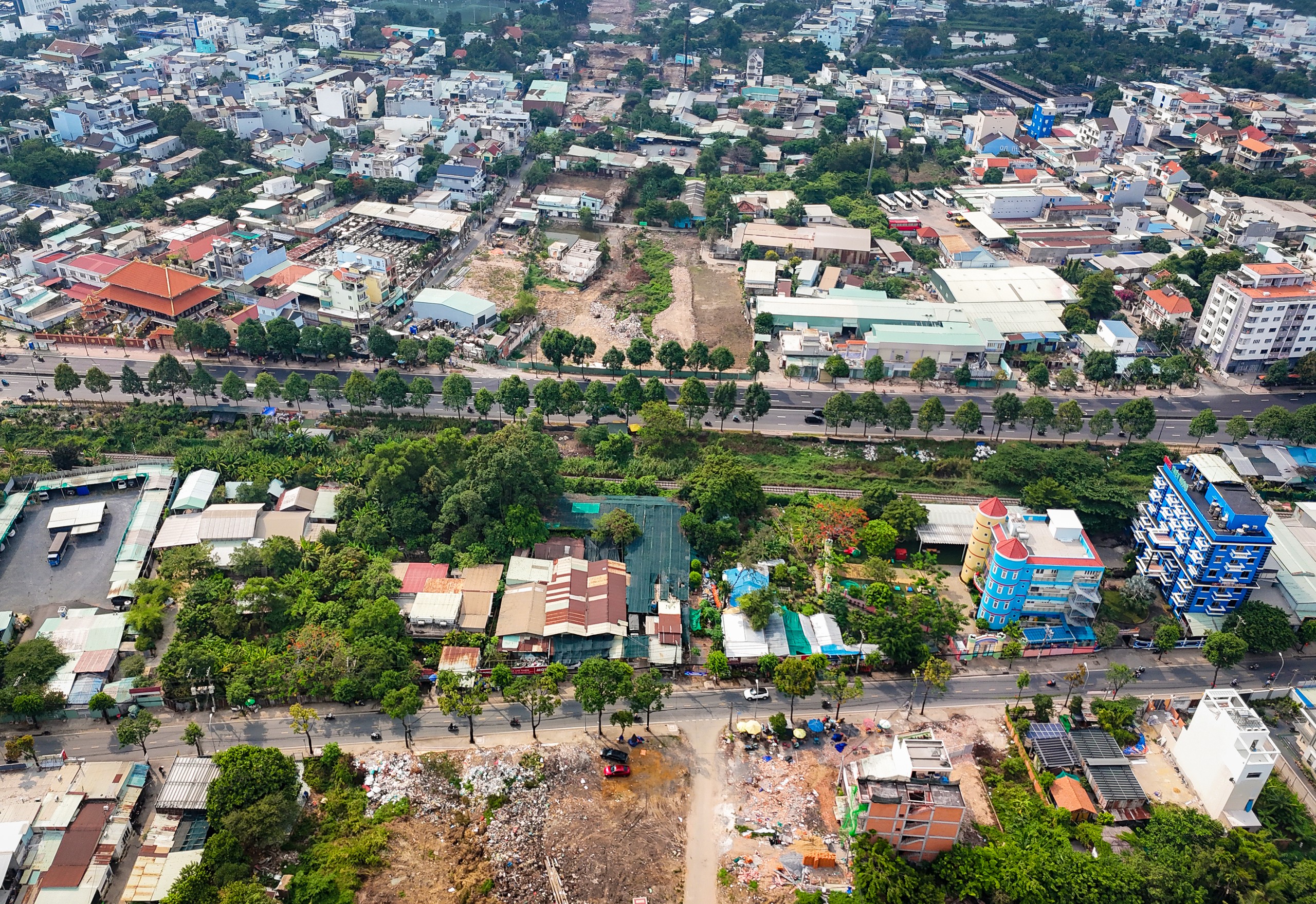 Di dời cây xanh làm nút giao Phạm Văn Đồng - vành đai 2 TP.HCM - Ảnh 1.