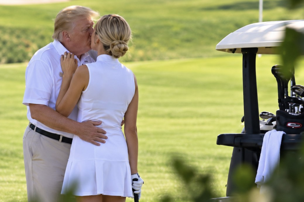 Nhà Trắng khẳng định bức ảnh ông Trump hôn trợ lý Natalie Harp là giả - Ảnh 1.