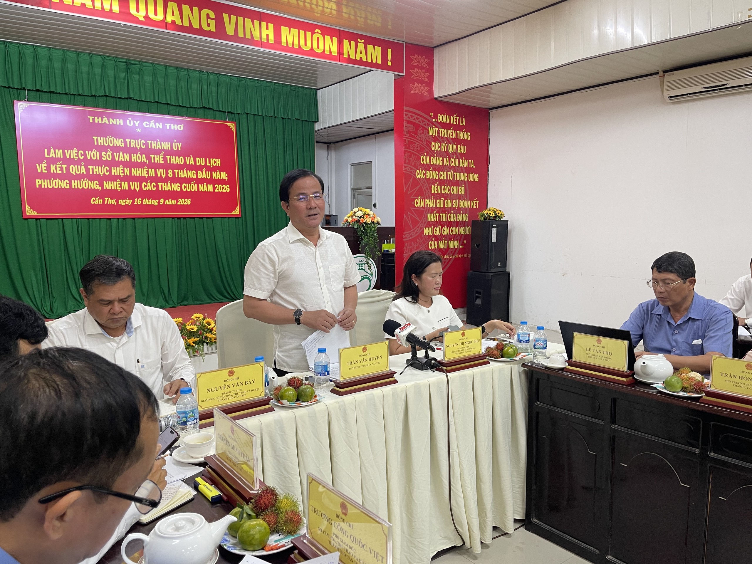 Cần Thơ tái cho phép xe điện phục vụ du khách tham quan thành phố vào giờ thấp điểm - Ảnh 2.