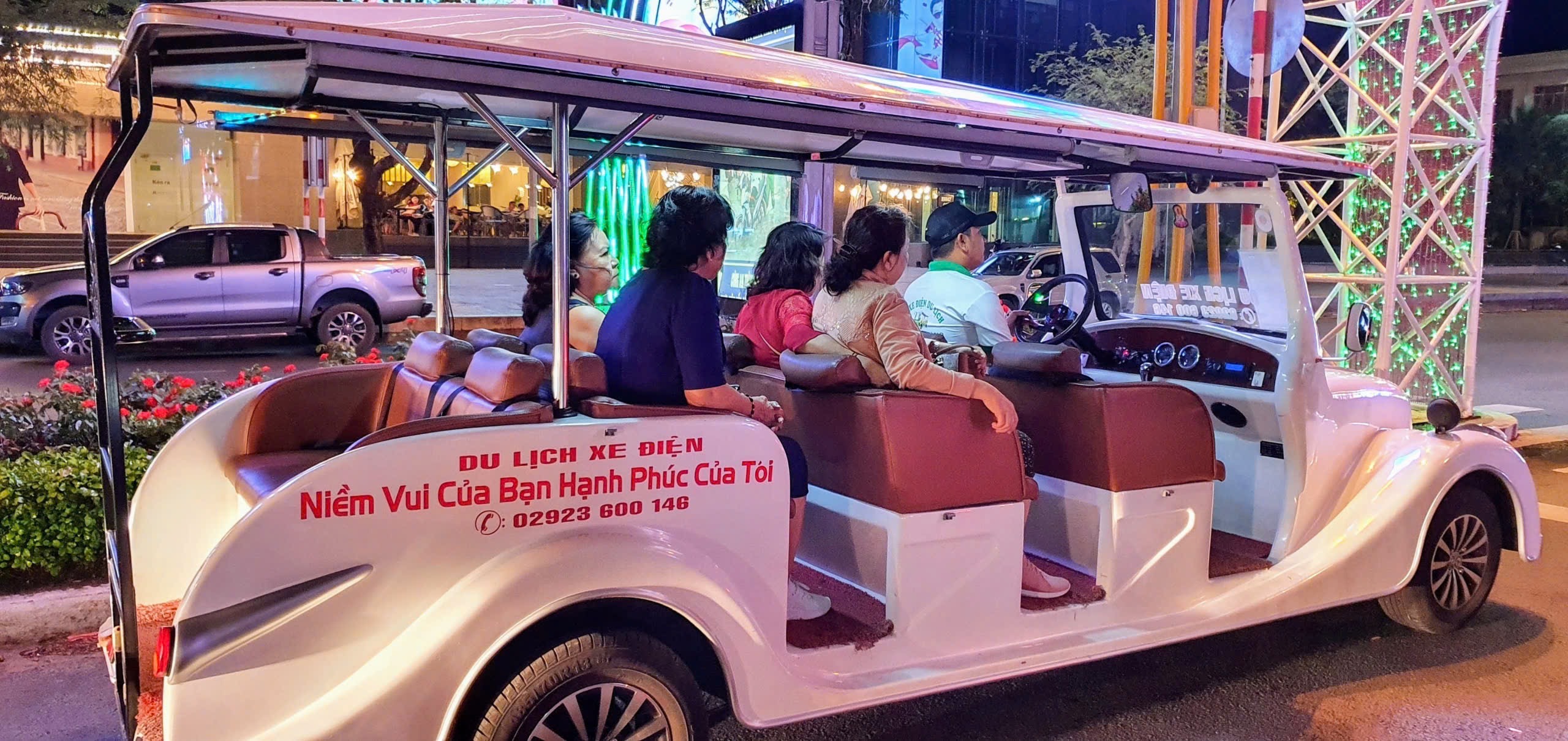 Cần Thơ tái cho phép xe điện phục vụ du khách tham quan thành phố vào giờ thấp điểm - Ảnh 1.