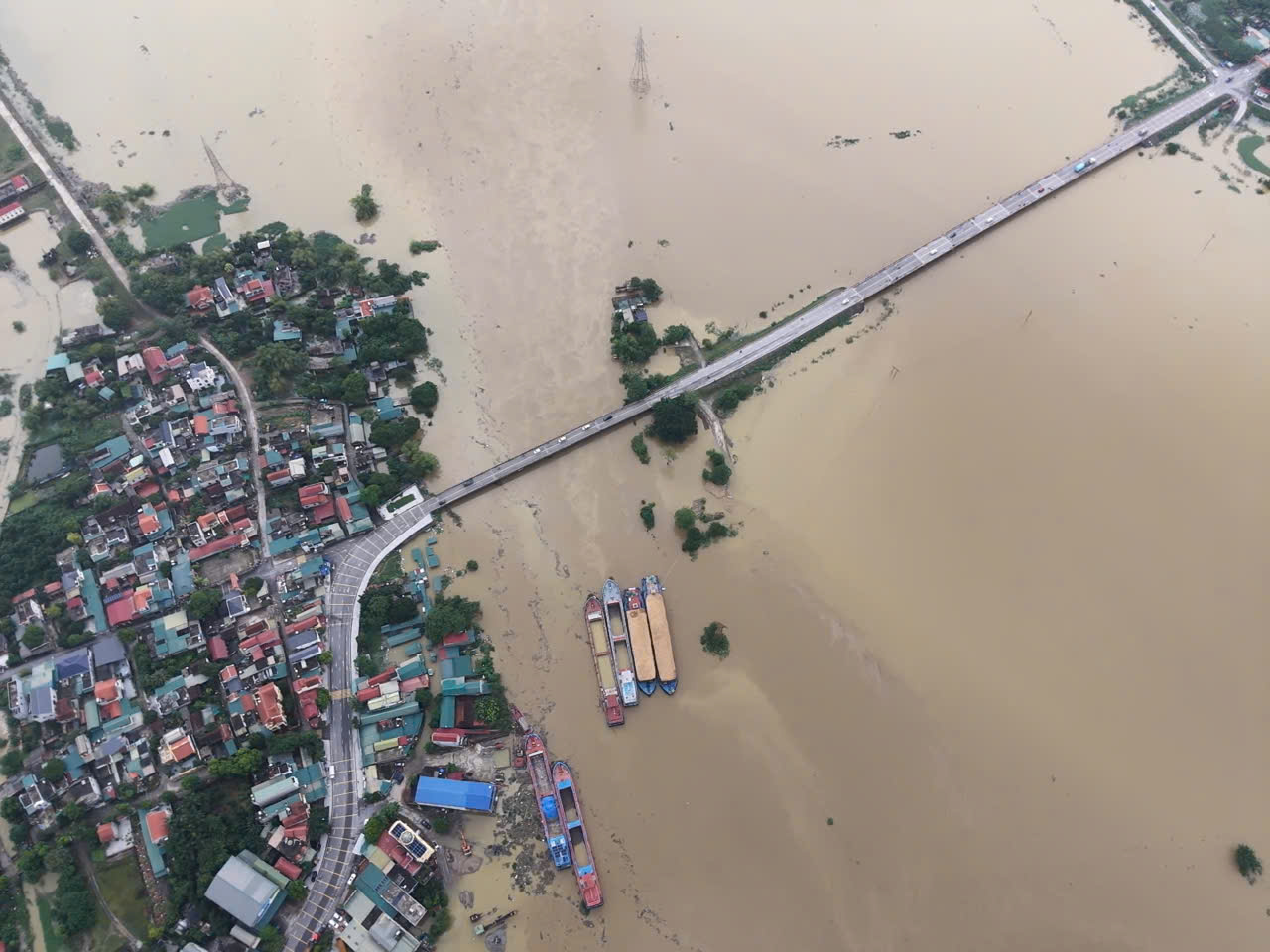 Lũ trên sông ở Thanh Hóa, Ninh Bình đang lên, miền Bắc còn mưa lớn đêm nay - Ảnh 1.