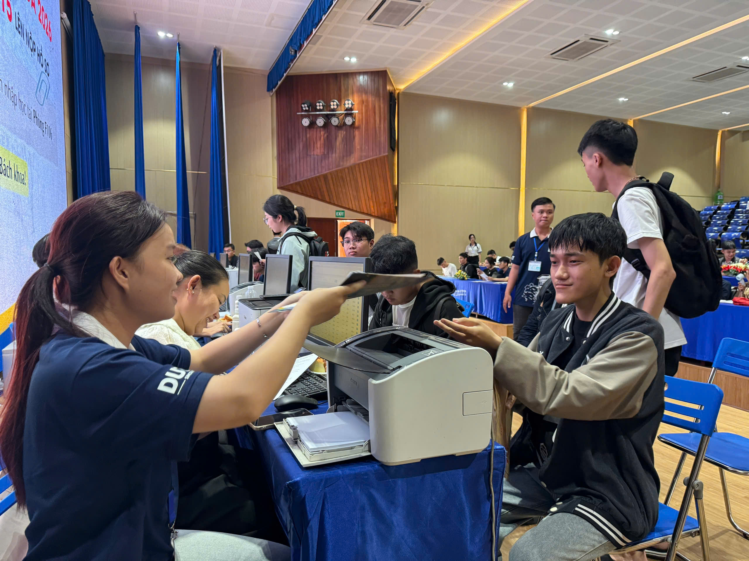 Mồ côi cha, không nhà ở, mượn dì 16 triệu học phí, chàng trai làm cơ khí nuôi ước mơ Bách khoa - Ảnh 9.