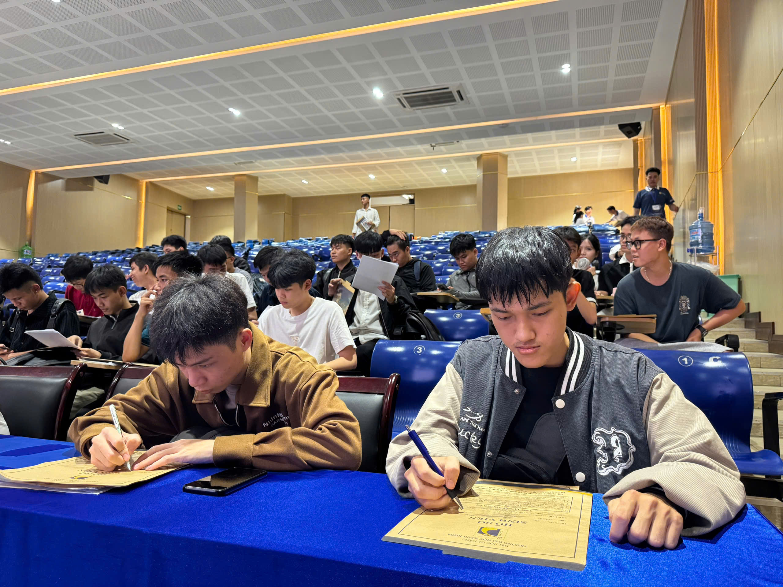 Mồ côi cha, không nhà ở, mượn dì 16 triệu học phí, chàng trai làm cơ khí nuôi ước mơ Bách khoa - Ảnh 8.