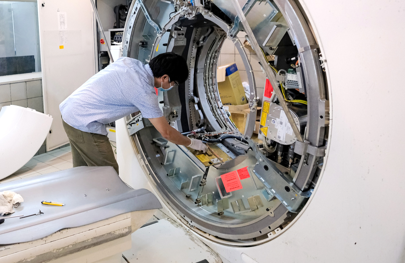 Bệnh viện mua thiết bị y tế giá cao, ai chịu chi phí, người bệnh có bị ảnh hưởng? - Ảnh 2.