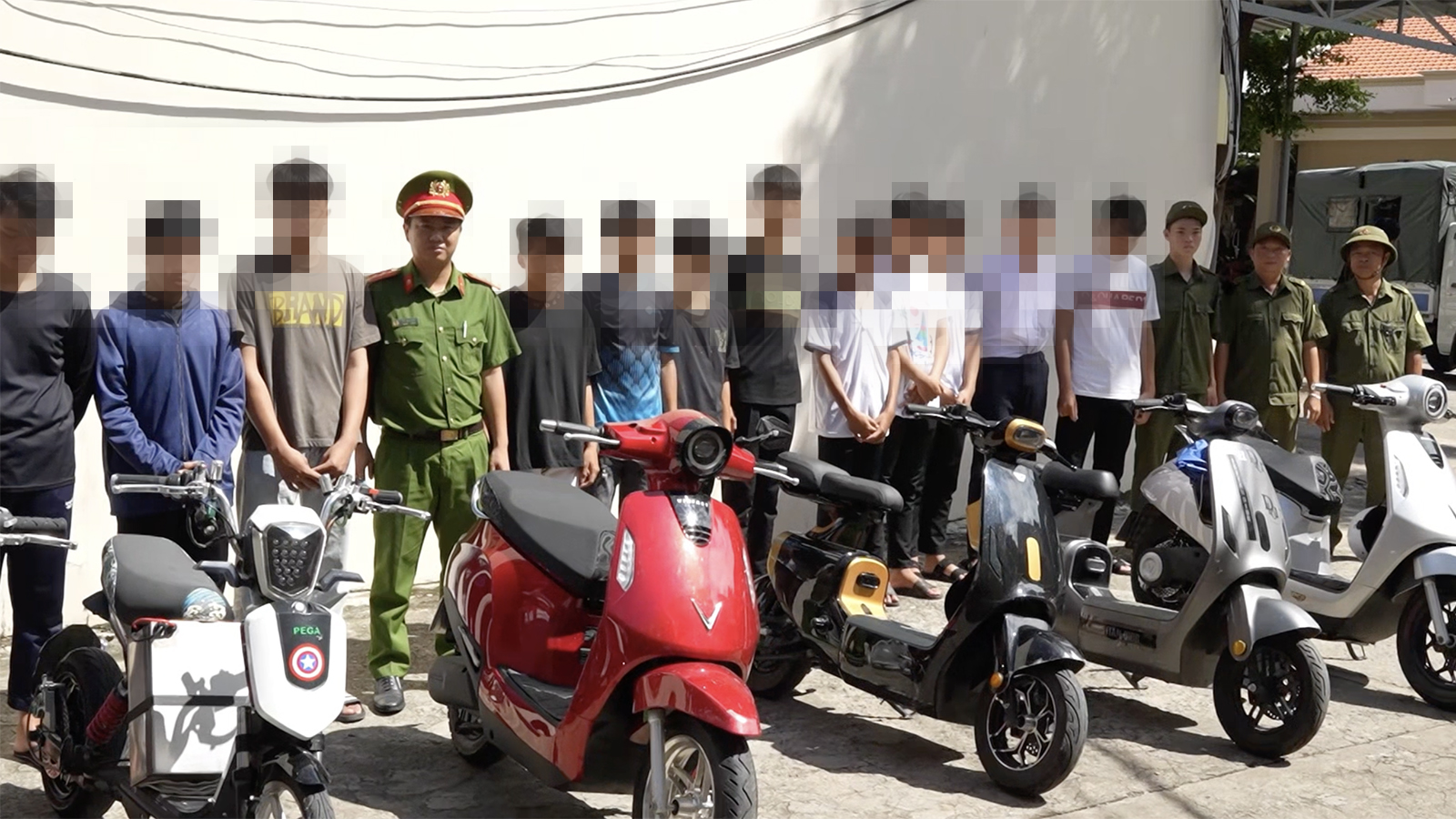21 thanh thiếu niên bị triệu tập sau loạt clip xe điện độ chế náo loạn đường phố Vũng Tàu - Ảnh 5.