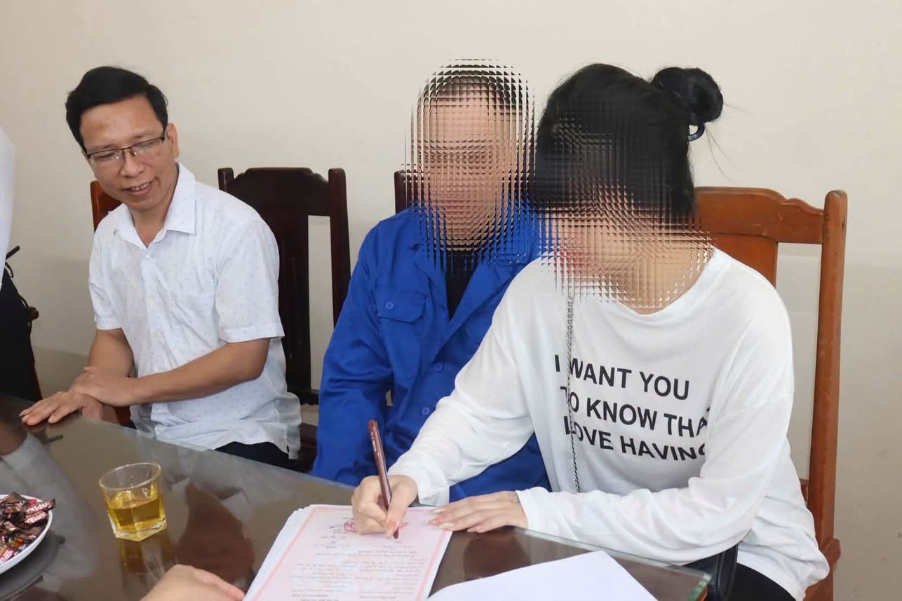 Hai vợ chồng ở Thanh Hóa được đăng ký kết hôn trong trại tạm giam - Ảnh 3.