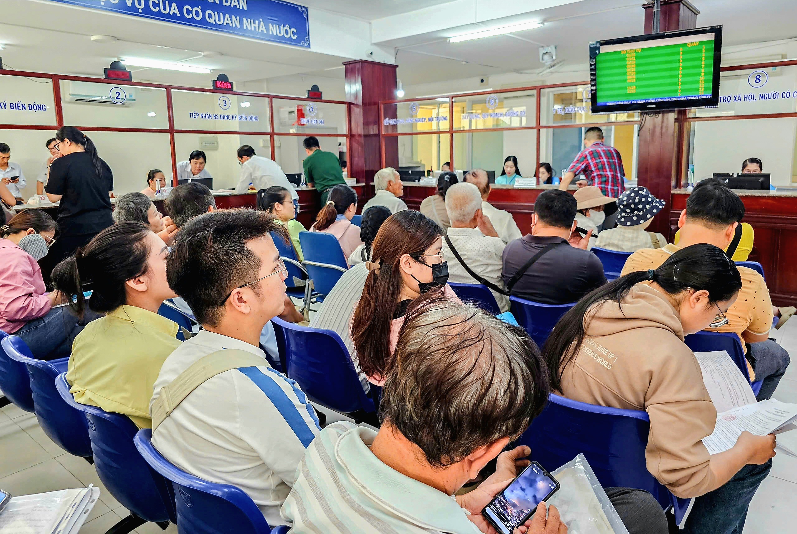 Người dân thiệt hại khi hồ sơ đất đai bị chậm - Ảnh 1.