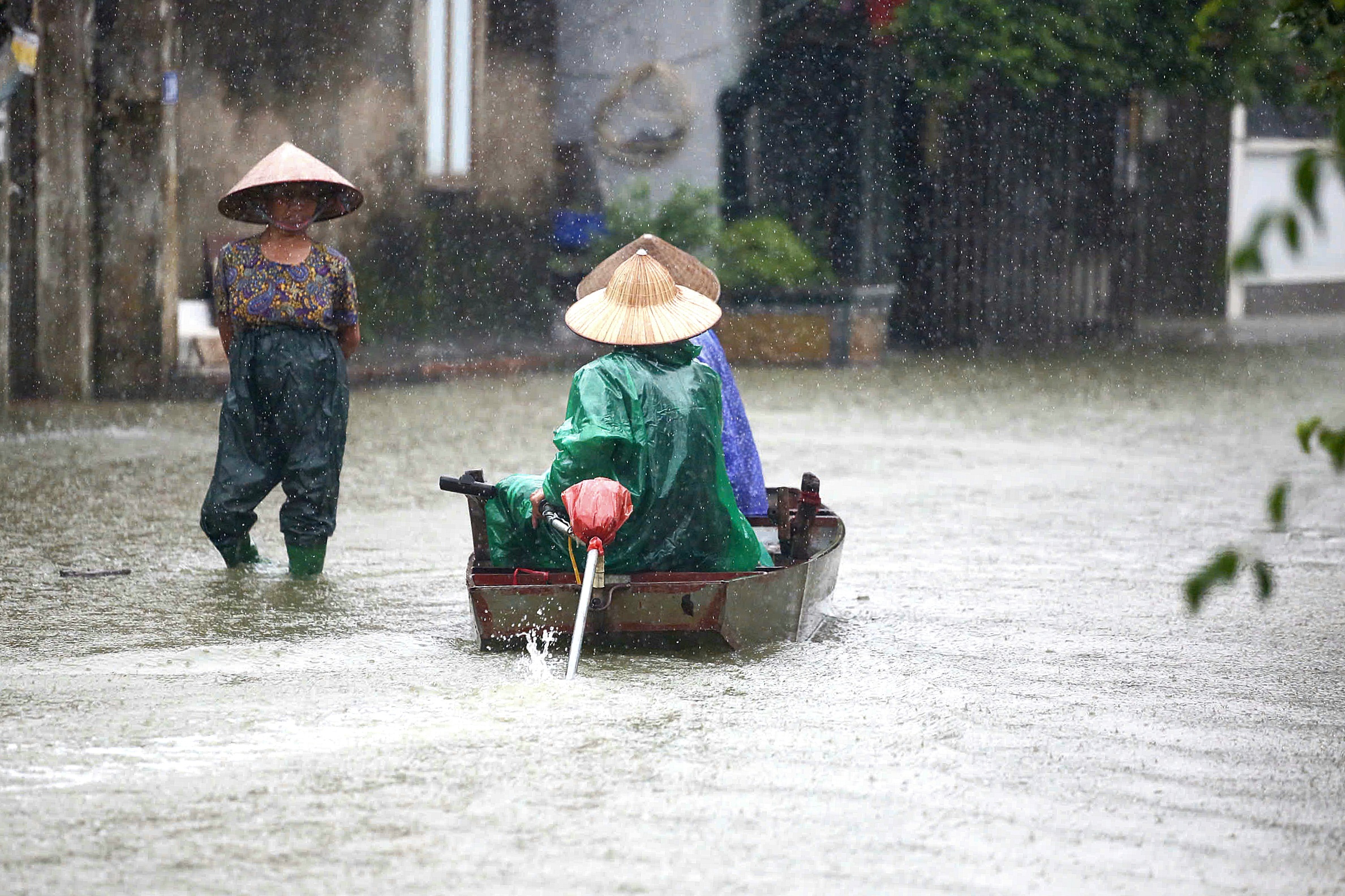 Nước lũ lên cao, 28 hộ dân ngoại thành Hà Nội phải sơ tán - Ảnh 1.