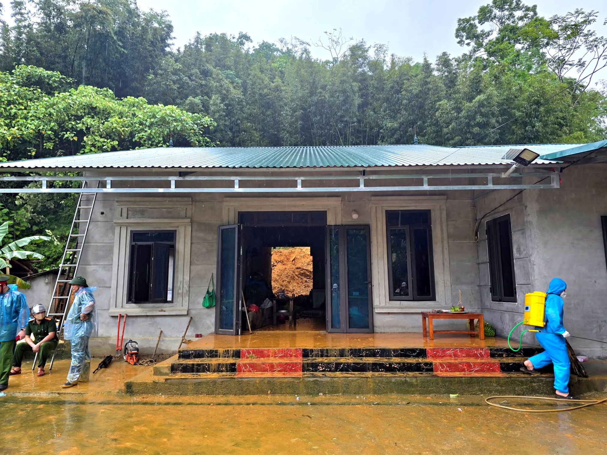 Sạt lở ở Phú Thọ, hai vợ chồng cùng mẹ già 79 tuổi chết thương tâm do bị đất đá vùi lấp - Ảnh 2.