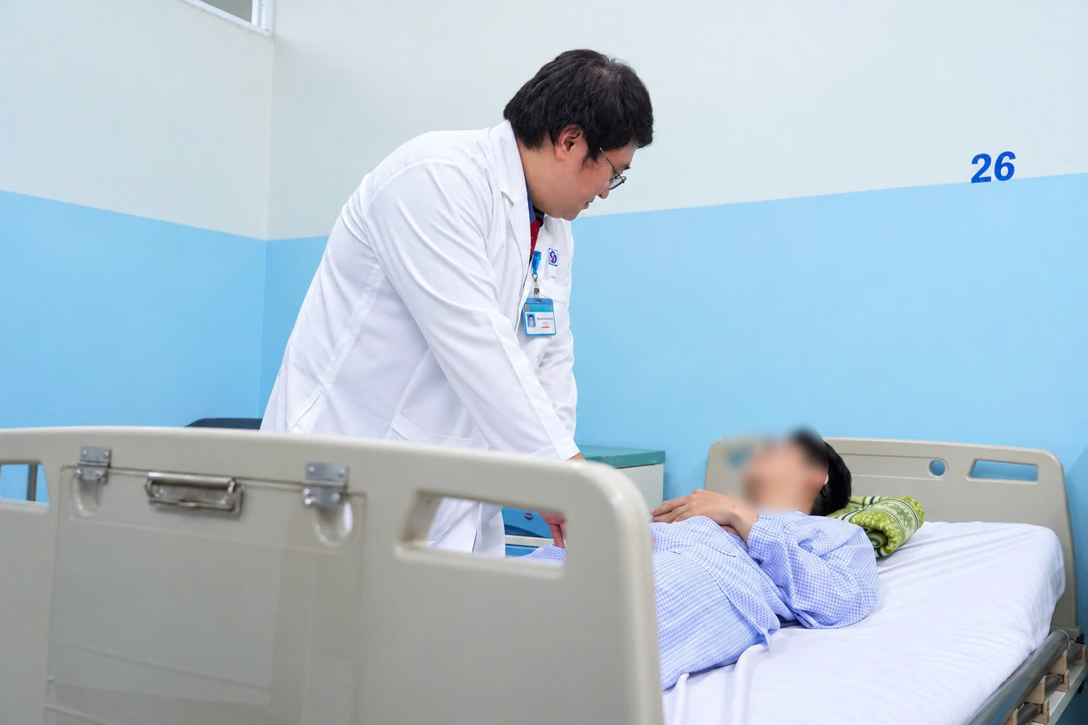 Hai nam thanh niên tại TP.HCM nhập viện cấp cứu trong đêm vì đau dữ dội vùng bìu trái - Ảnh 2.
