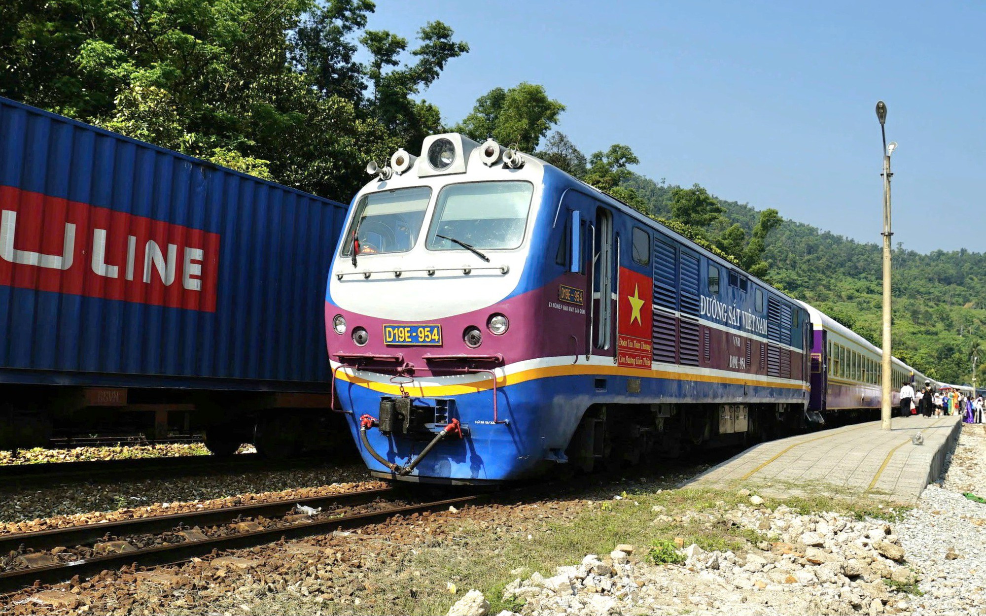 Foreign tourists rave about Vietnam’s scenic train rides, call them worth every minute- Ảnh 2.