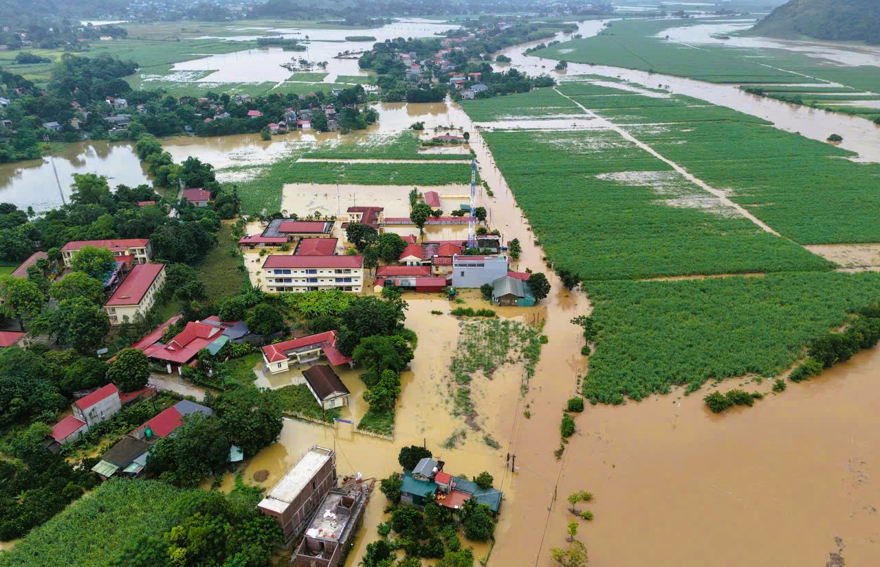 3 người chết, hơn 16.000 nhà dân Hà Nội, Ninh Bình, Thanh Hóa, Phú Thọ ngập trong lũ - Ảnh 3.