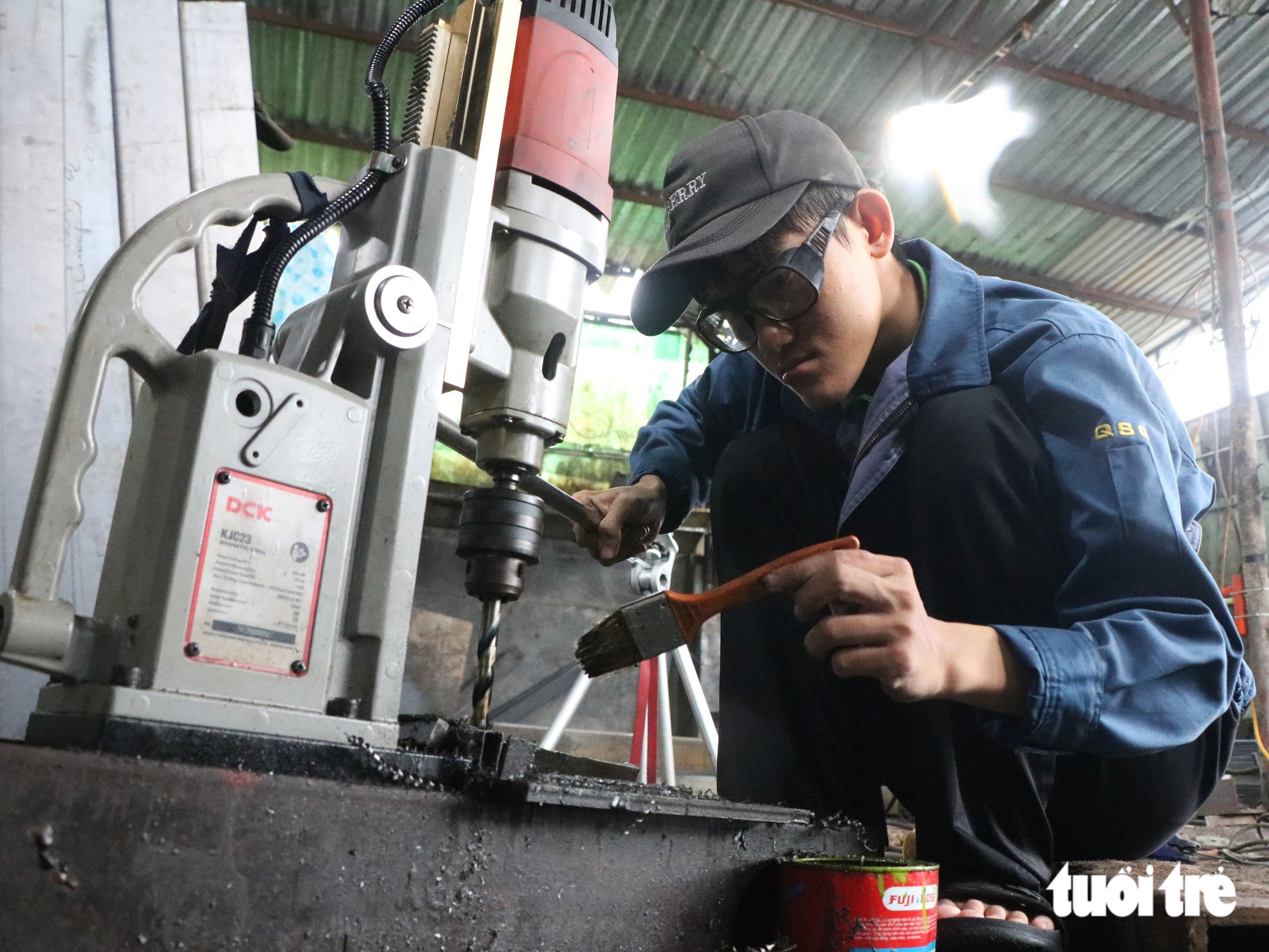 Mồ côi cha, không nhà ở, mượn dì 16 triệu học phí, chàng trai làm cơ khí nuôi ước mơ Bách khoa - Ảnh 1.