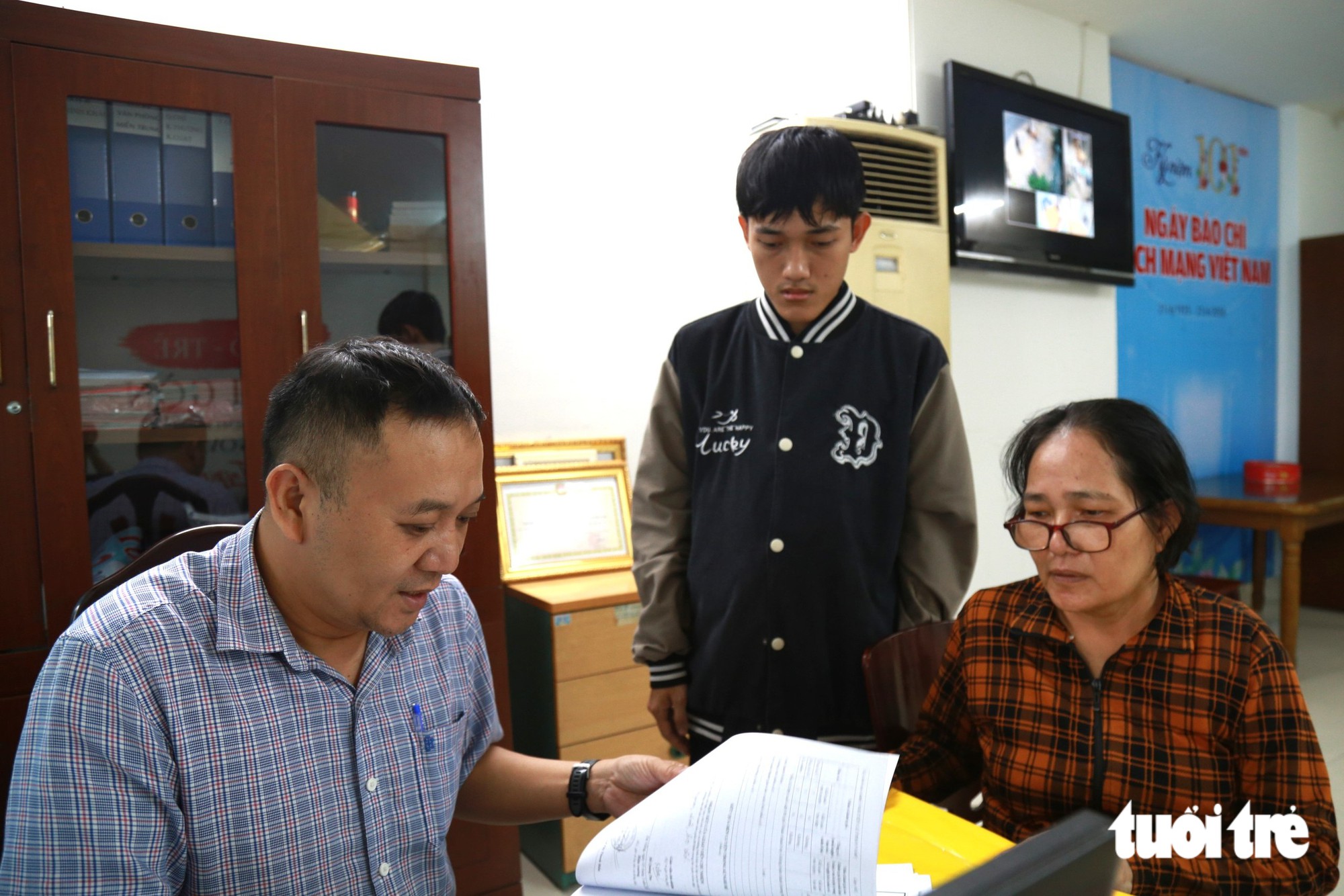 Mồ côi cha, không nhà ở, mượn dì 16 triệu học phí, chàng trai làm cơ khí nuôi ước mơ Bách khoa - Ảnh 2.