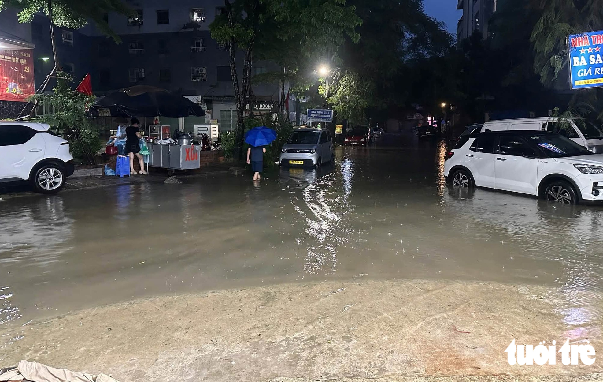 Mưa lớn khiến Hà Nội ngập sâu sáng 17 - 9 , học sinh nghỉ học để đảm bảo an toàn - Ảnh 10.