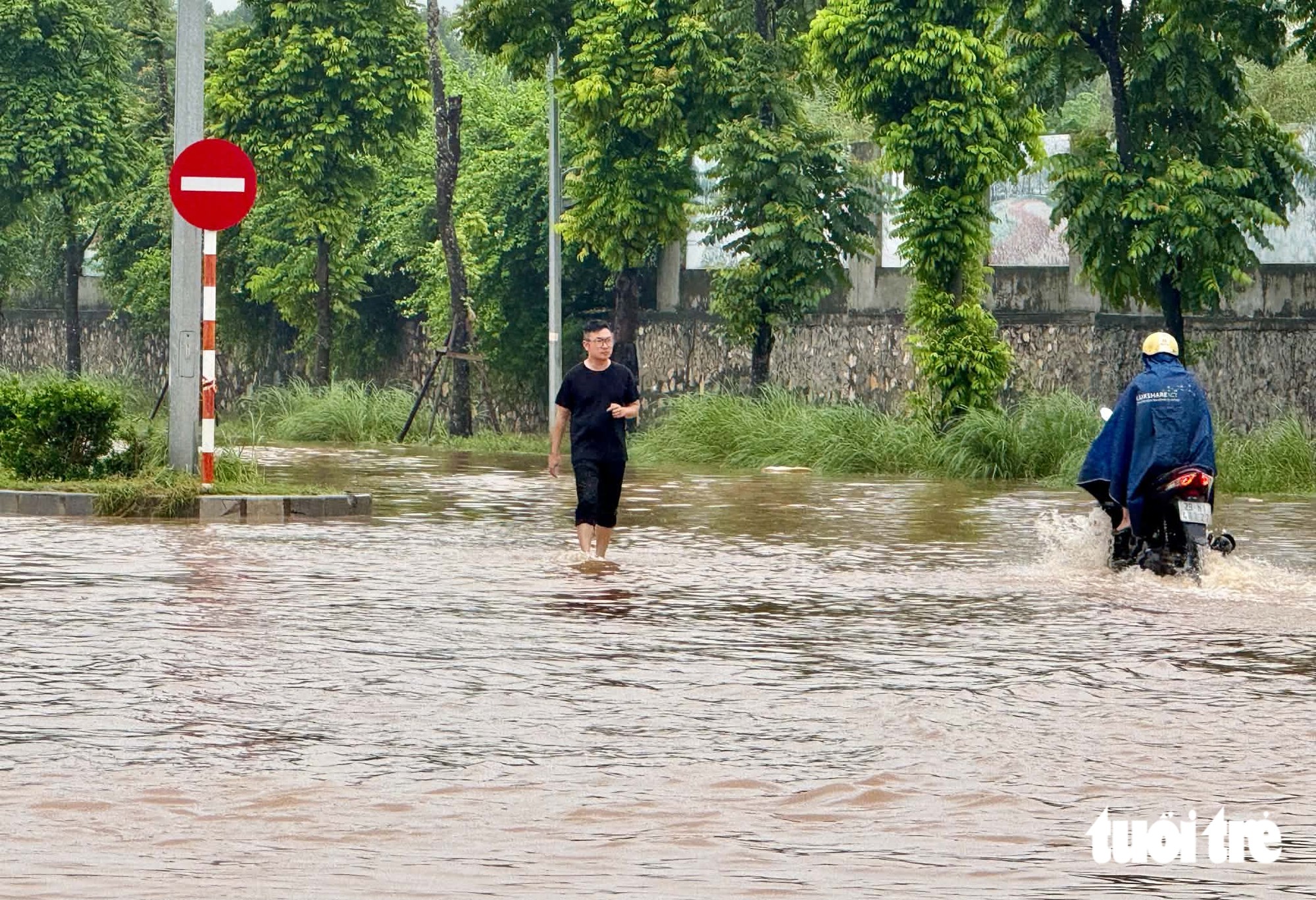 Mưa lớn khiến Hà Nội ngập sâu sáng 17 - 9 , học sinh nghỉ học để đảm bảo an toàn - Ảnh 4.