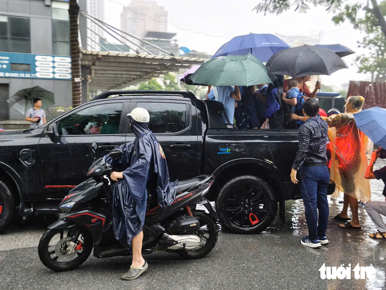 Đường phố Hà Nội ùn tắc nghiêm trọng do mưa lớn sáng 19 - 7 khiến nhiều người muộn làm - Ảnh 11.