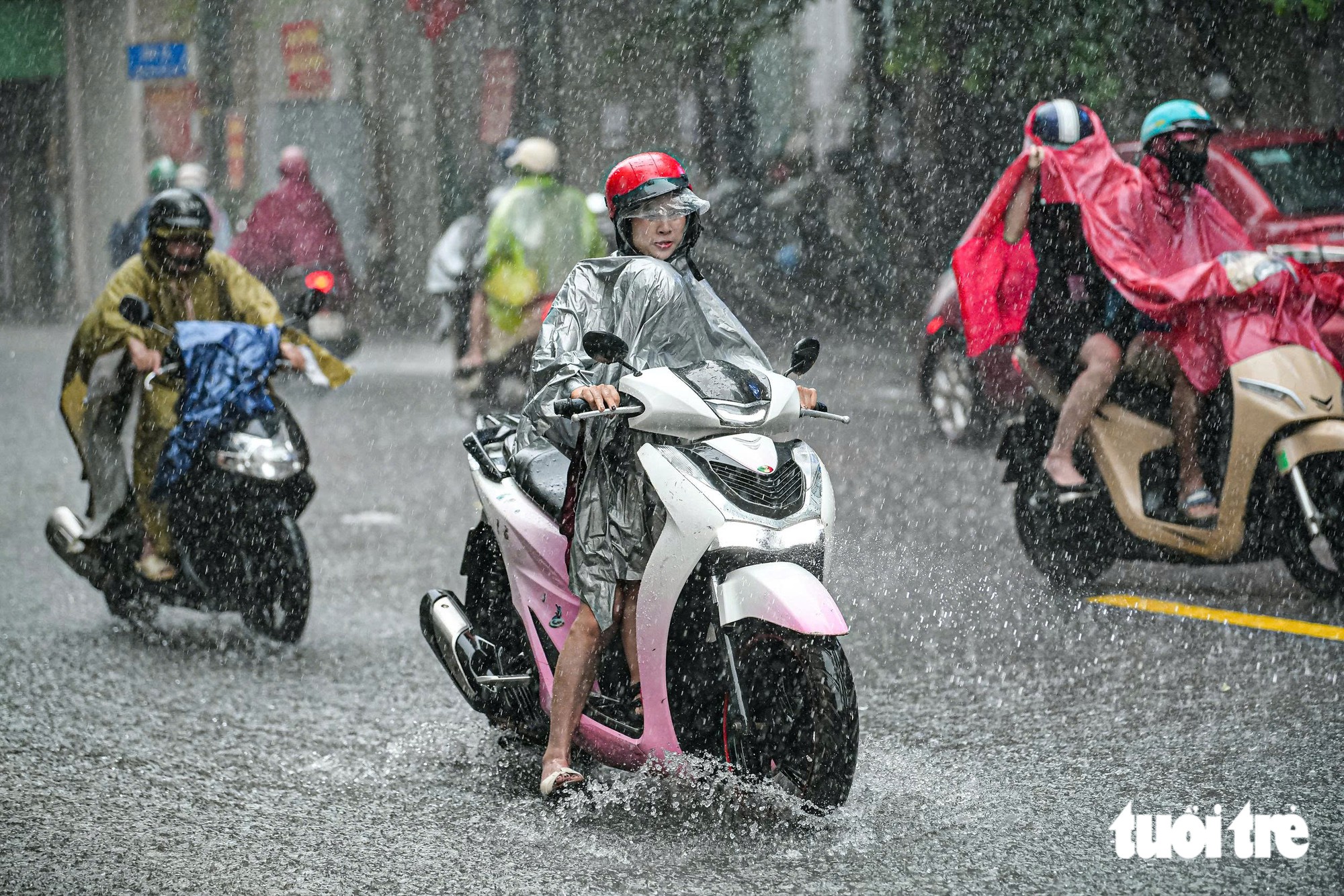 Đường phố Hà Nội ùn tắc nghiêm trọng do mưa lớn sáng 19 - 7 khiến nhiều người muộn làm - Ảnh 17.