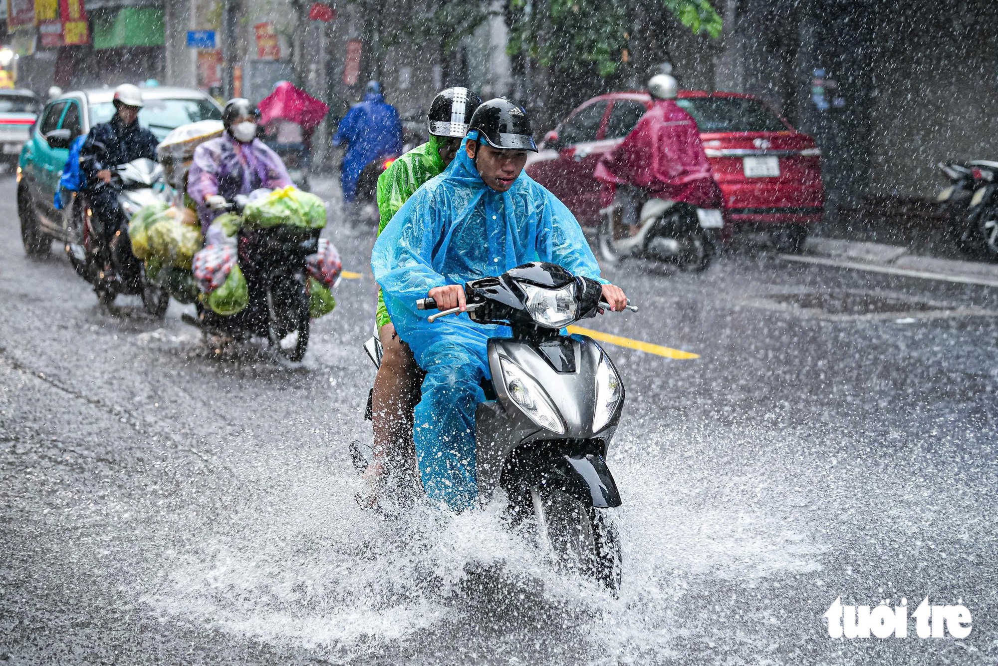 Đường phố Hà Nội ùn tắc nghiêm trọng do mưa lớn sáng 19 - 7 khiến nhiều người muộn làm - Ảnh 18.
